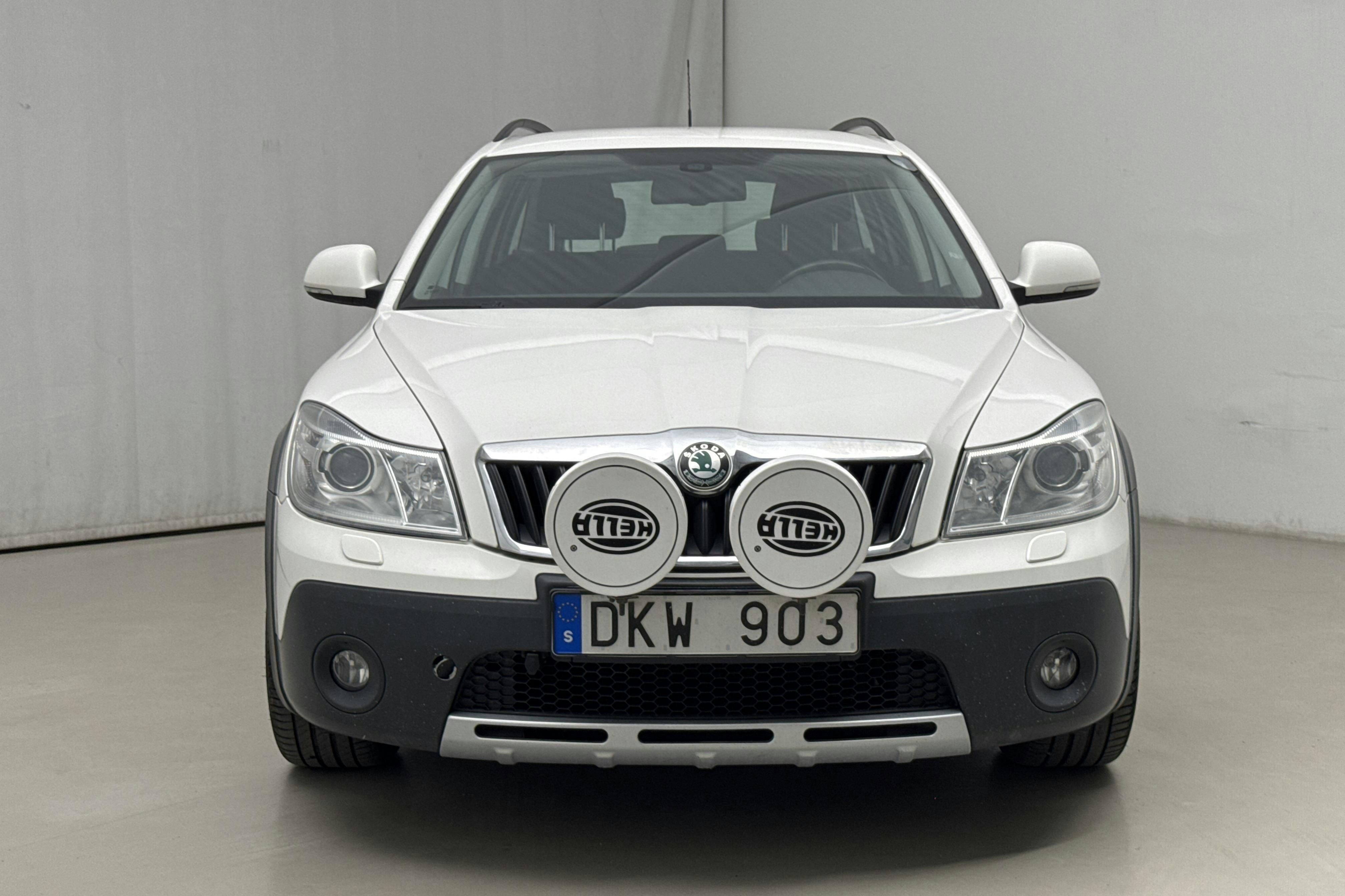 Skoda Octavia Scout II 2.0 TDI 4X4 (140hk) - 222 810 km - Käsitsi - valge - 2013