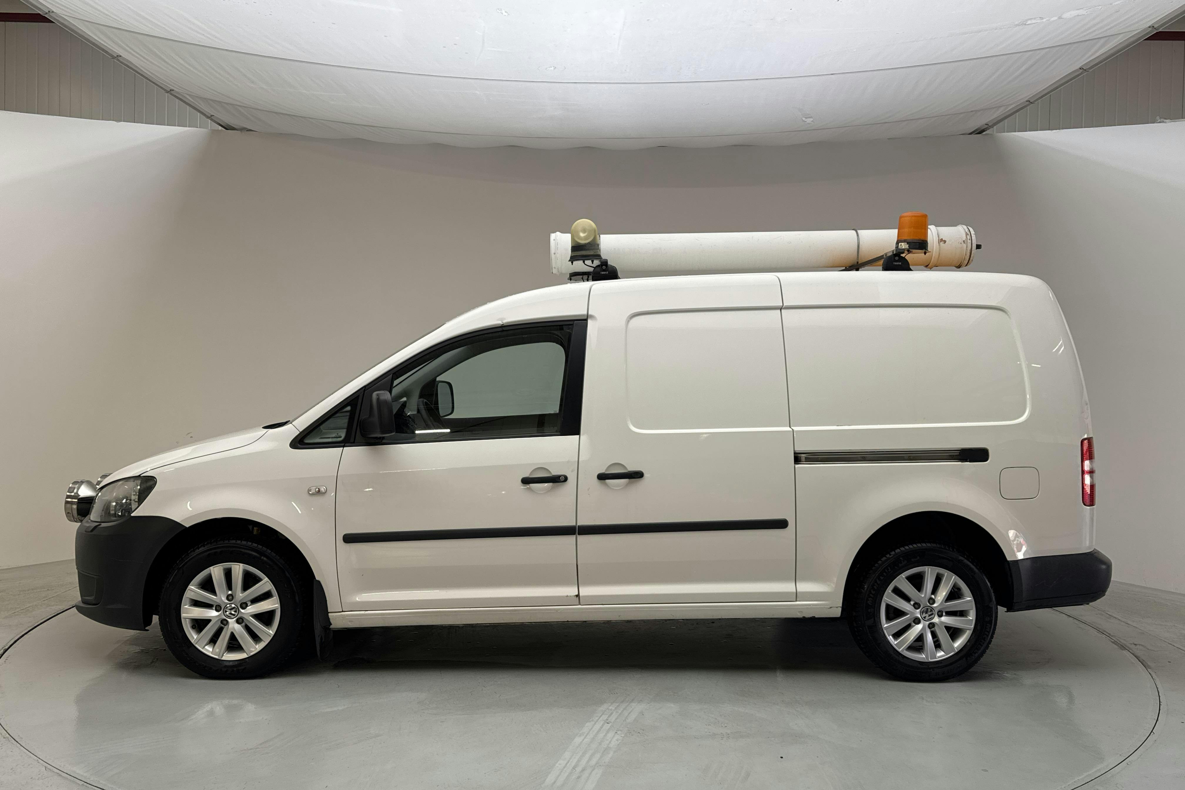 Presentationsfoto 2 av 13: VW Caddy 2.0 TDI Maxi Skåp 4-motion (110hk) - 15 346 mil - Manuell - vit - 2011