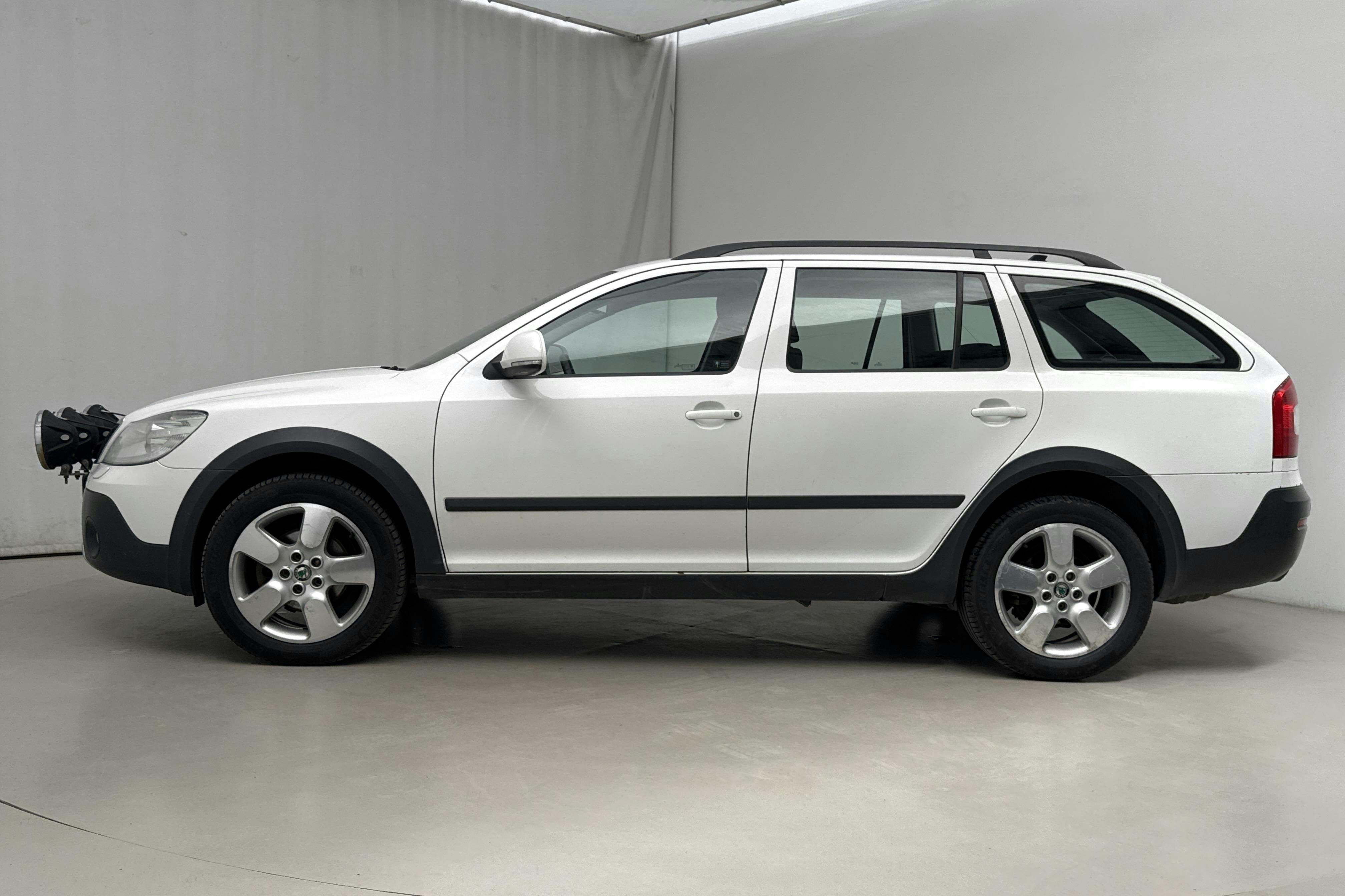 Esitlusfoto 2 aadressil 13: Skoda Octavia Scout II 2.0 TDI 4X4 (140hk) - 328 720 km - Käsitsi - 2013