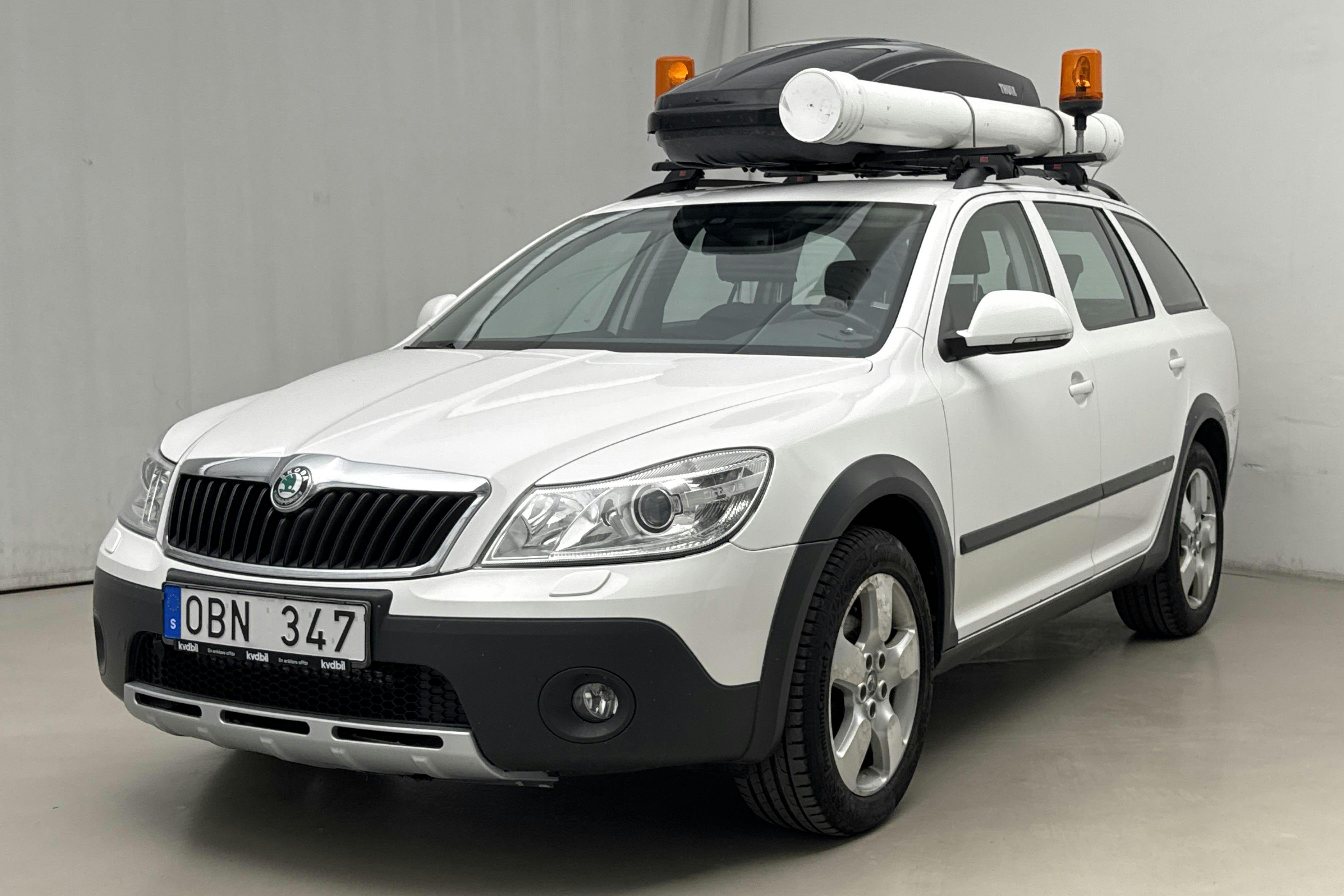 Presentationsfoto 1 av 14: Skoda Octavia Scout II 2.0 TDI 4X4 (140hk) - 10 629 mil - Manuell - vit - 2013