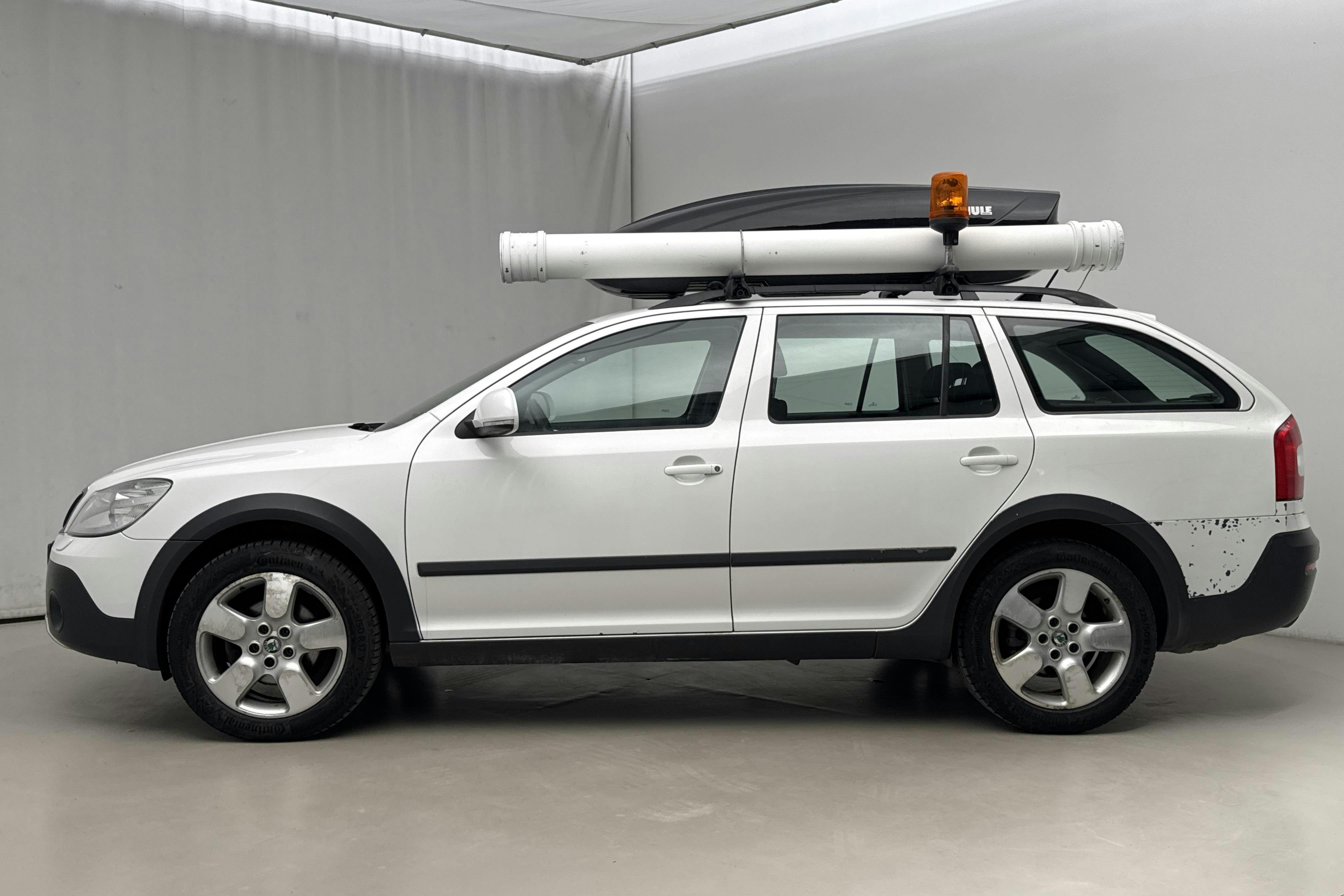 Presentationsfoto 2 av 14: Skoda Octavia Scout II 2.0 TDI 4X4 (140hk) - 10 629 mil - Manuell - vit - 2013