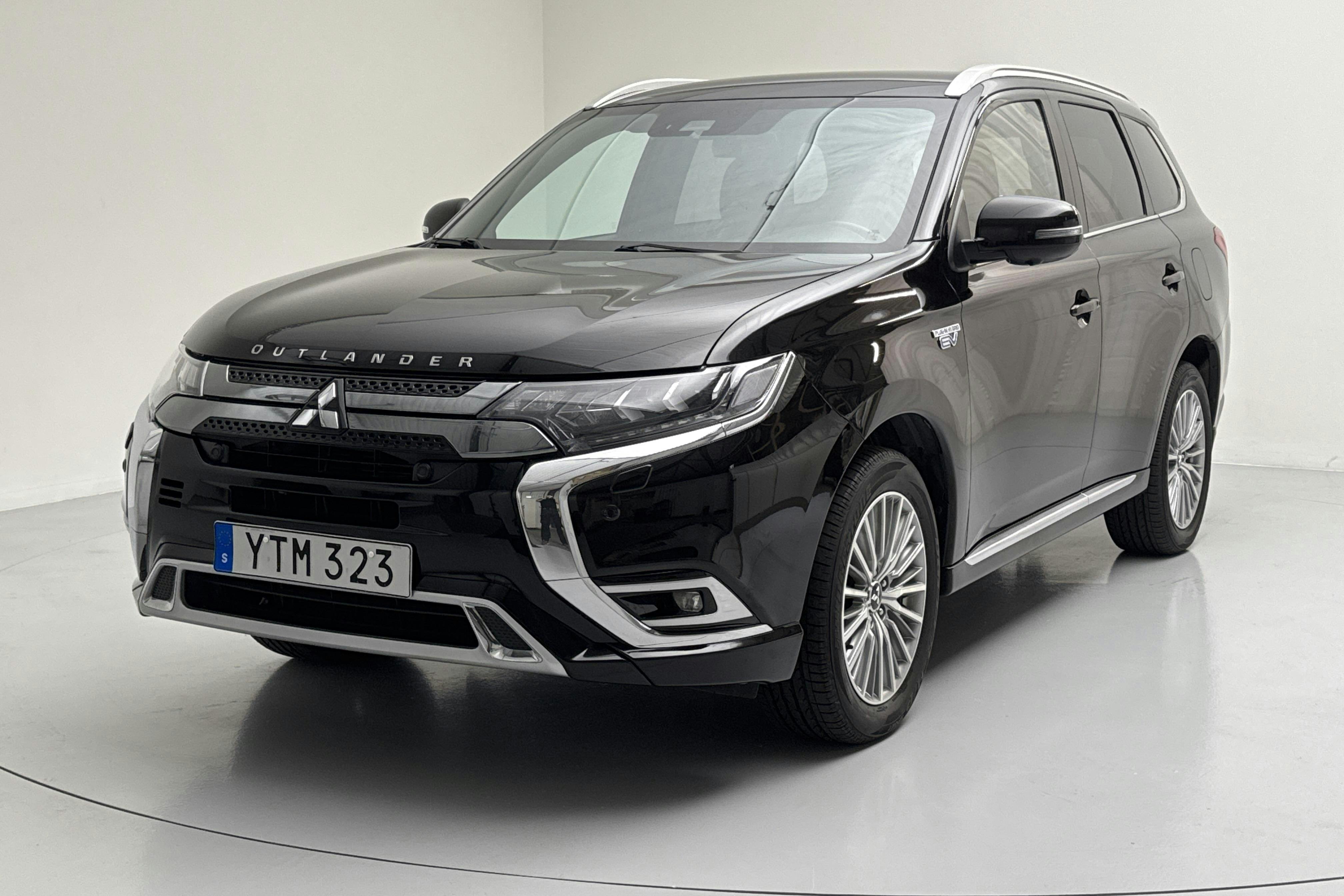 Mitsubishi Outlander 2.4 Plug-in Hybrid 4WD (136hk) - 10 698 mil - Automat - svart - 2019
