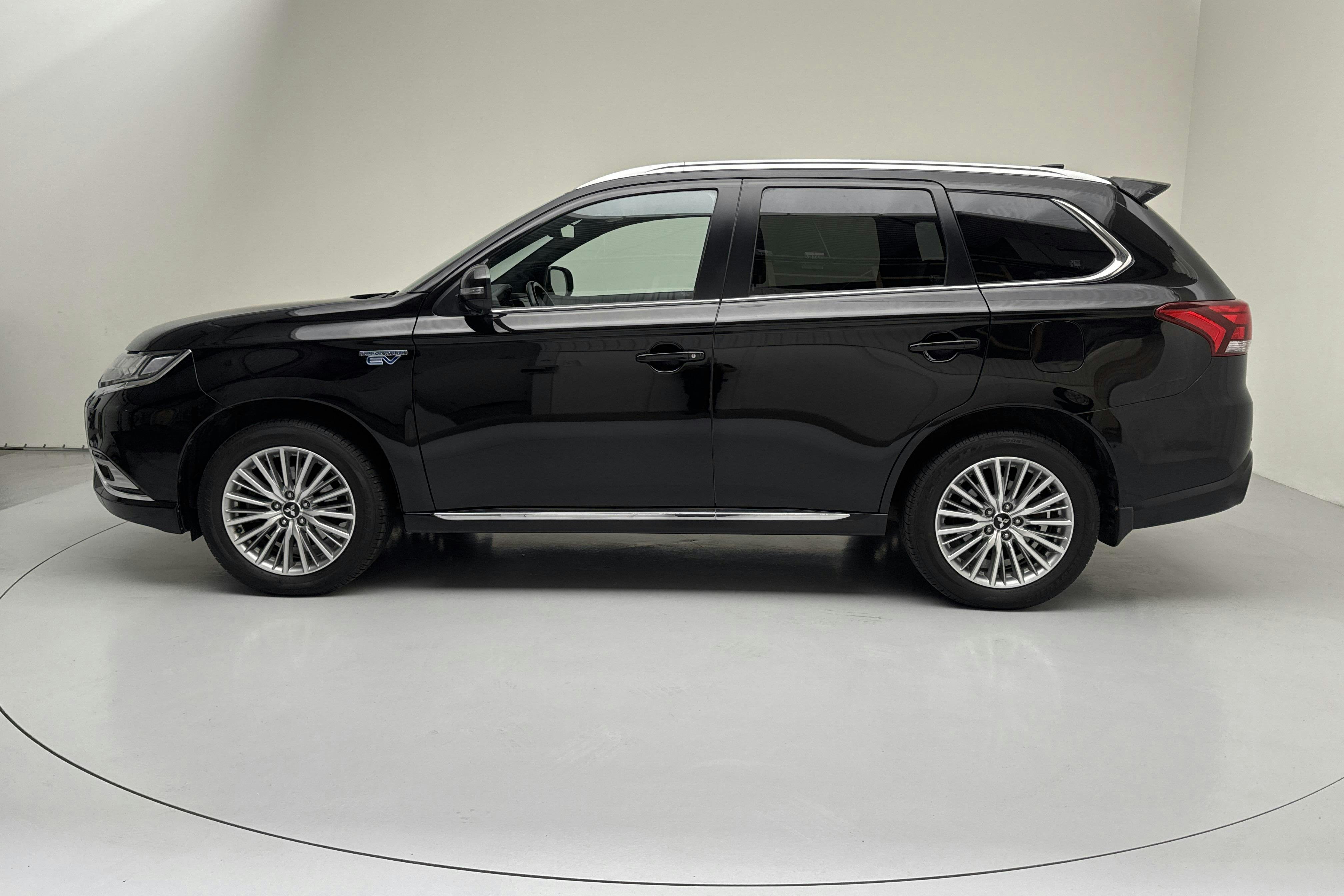Mitsubishi Outlander 2.4 Plug-in Hybrid 4WD (136hk) - 106 980 km - Automatic - black - 2019