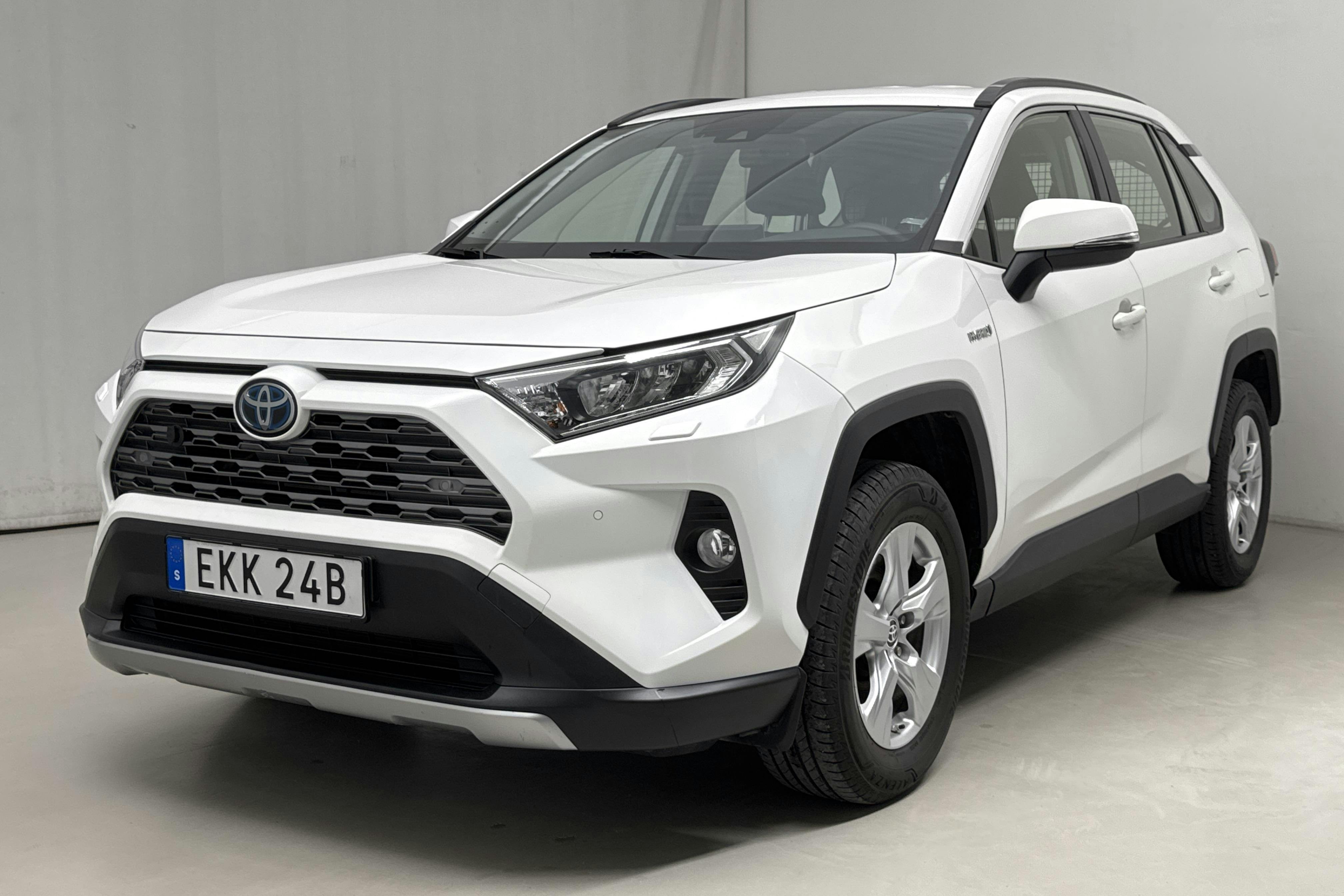 Toyota RAV4 2.5 HSD AWD (222hk) - 7 004 mil - Automat - vit - 2021