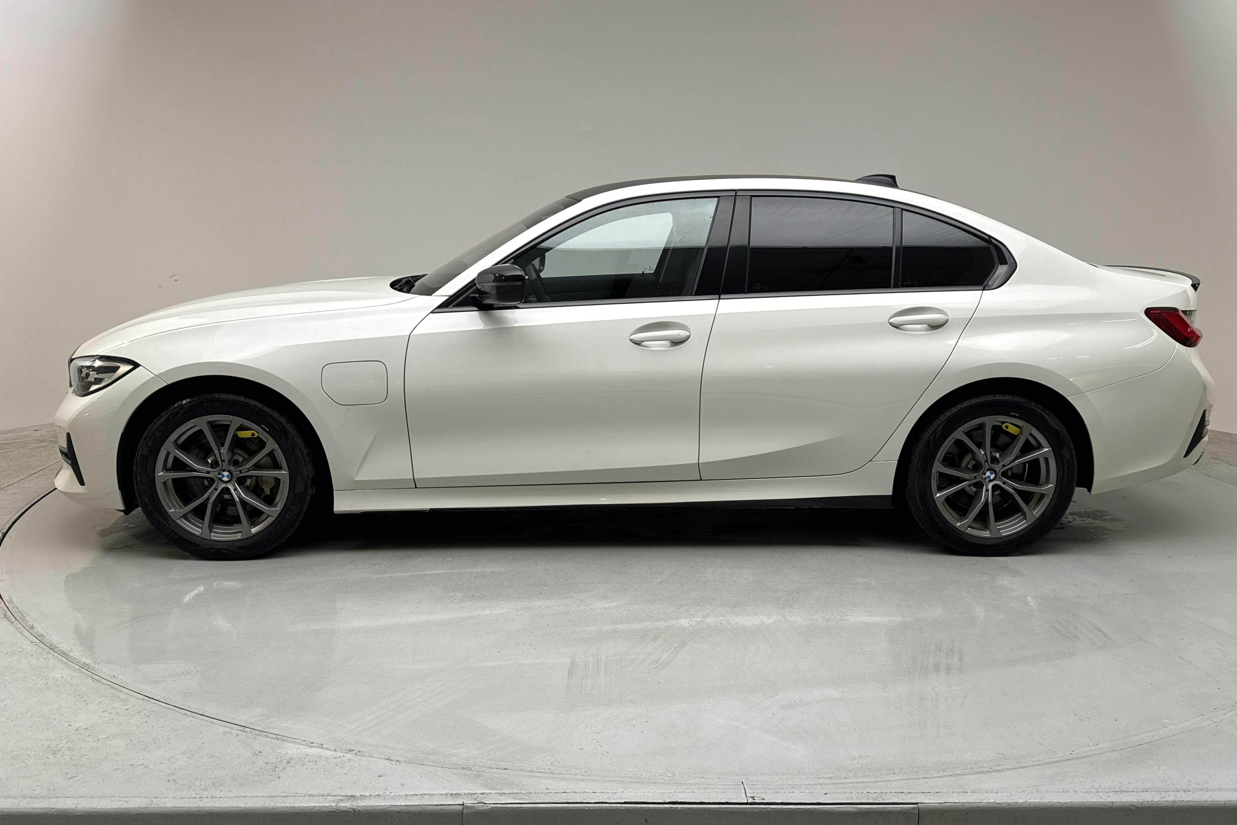 Presentation photo 2 of 14: BMW 330e Sedan, G20 (292hk) - 128 440 km - Automatic - white - 2020