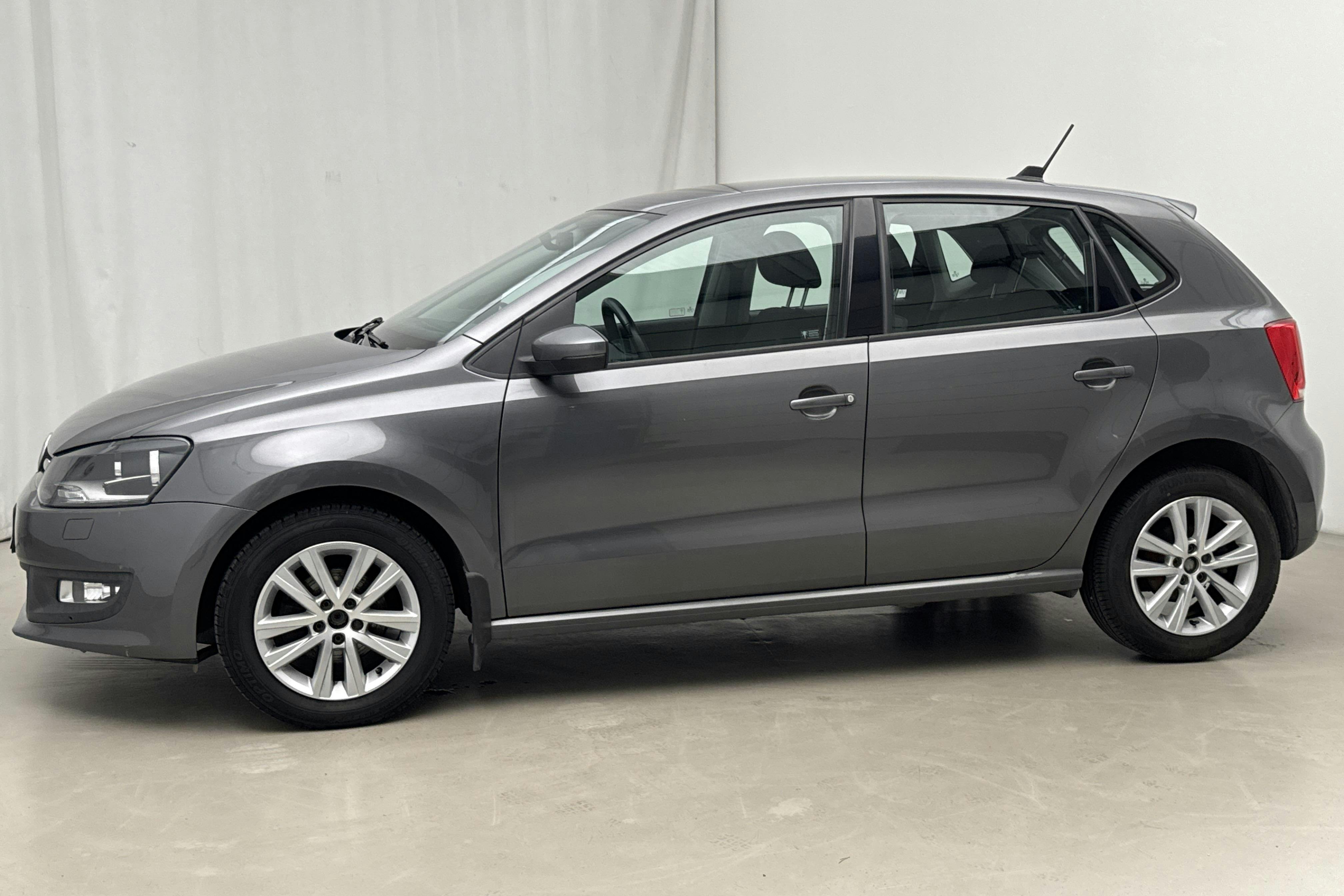 Presentationsfoto 2 av 12: VW Polo 1.2 TSI 5dr (90hk) - 8 947 mil - Manuell - Dark Grey - 2013