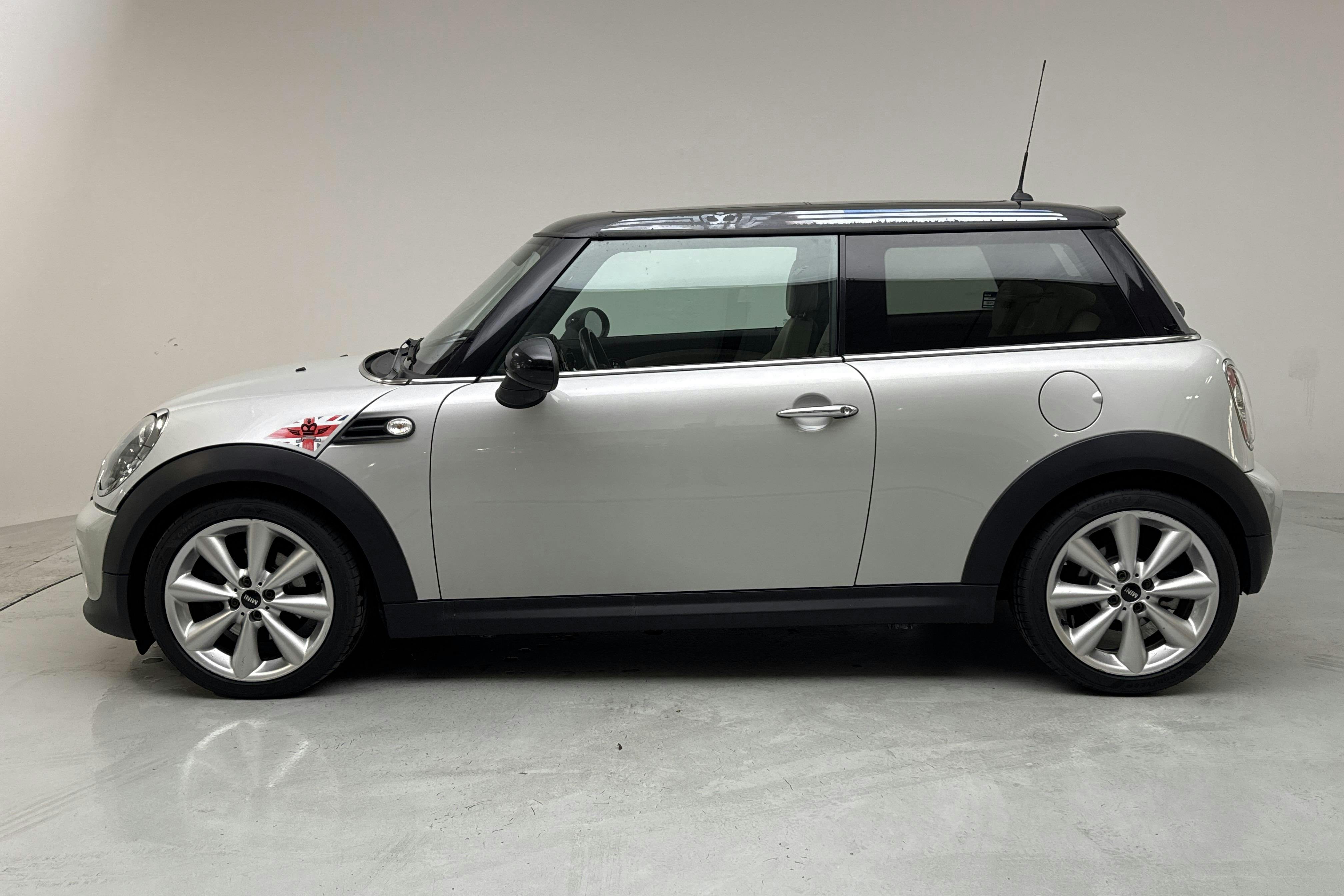 Presentationsfoto 2 av 12: MINI Cooper (122hk) - 17 773 mil - Automat - silver - 2011