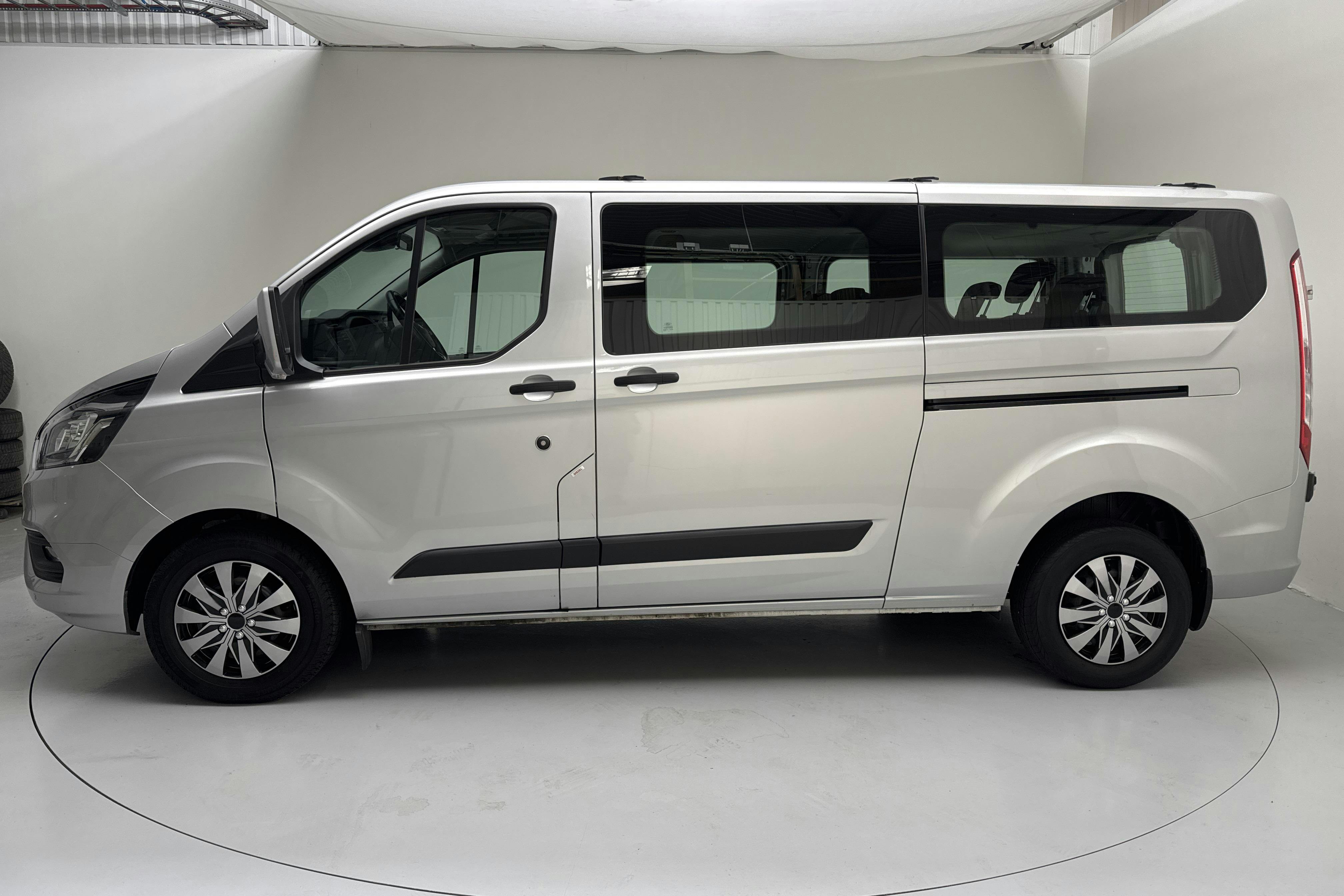 Presentationsfoto 2 av 14: Ford Transit Kombi 330 (130hk) - 18 289 mil - Automat - grå - 2019