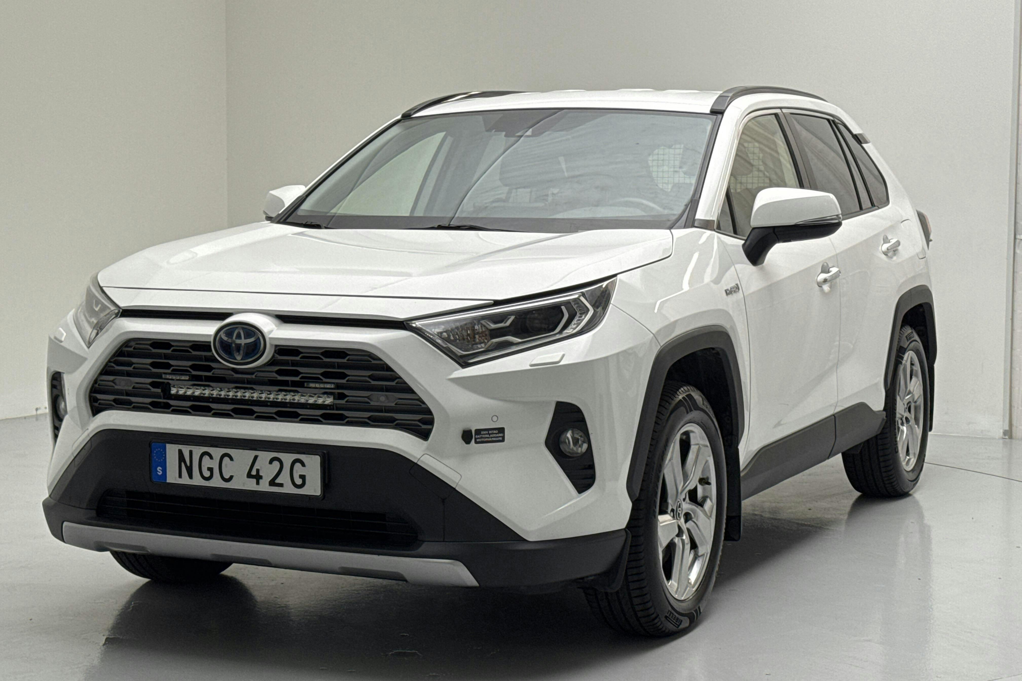 Toyota RAV4 2.5 HSD AWD (222hk) - 19 511 mil - Automat - vit - 2019