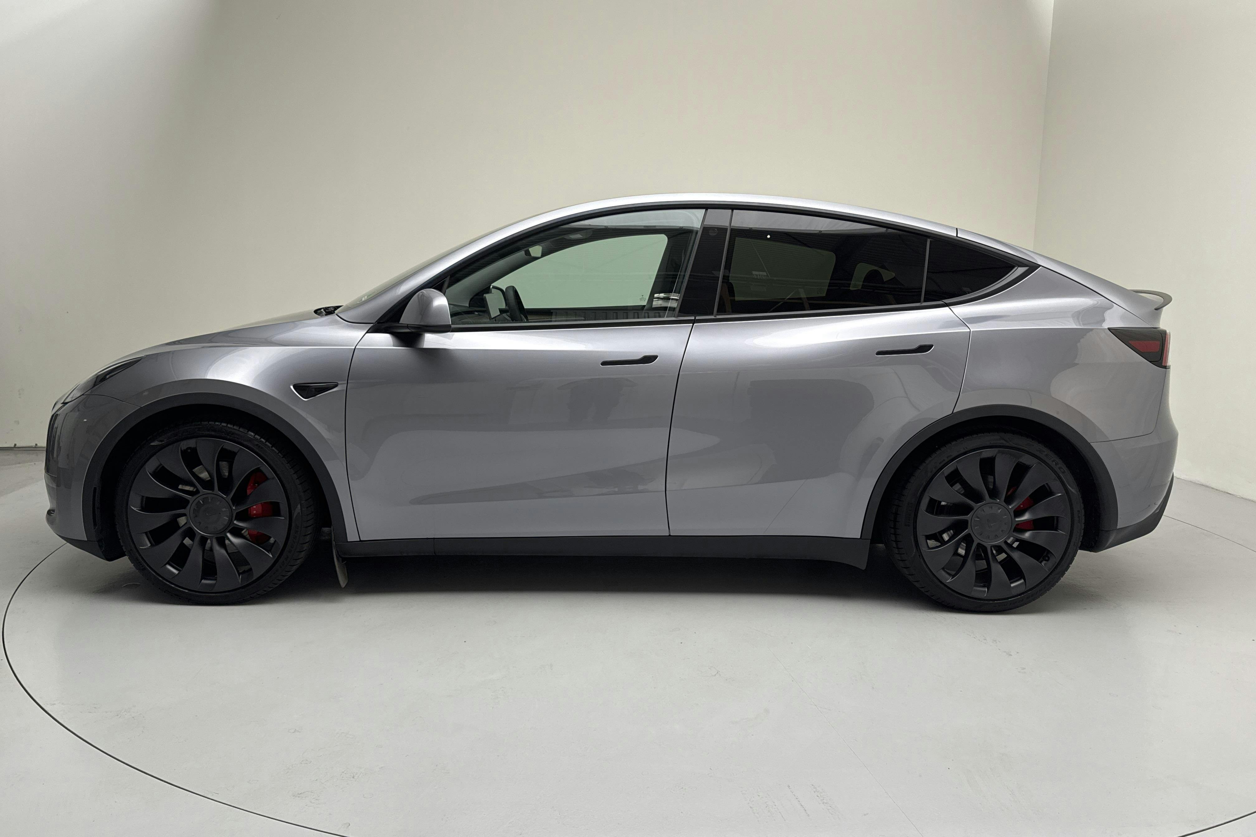 Presentation photo 2 of 18: Tesla Model Y Performance Dual Motor AWD - 37 360 km - Automatic - gray - 2024
