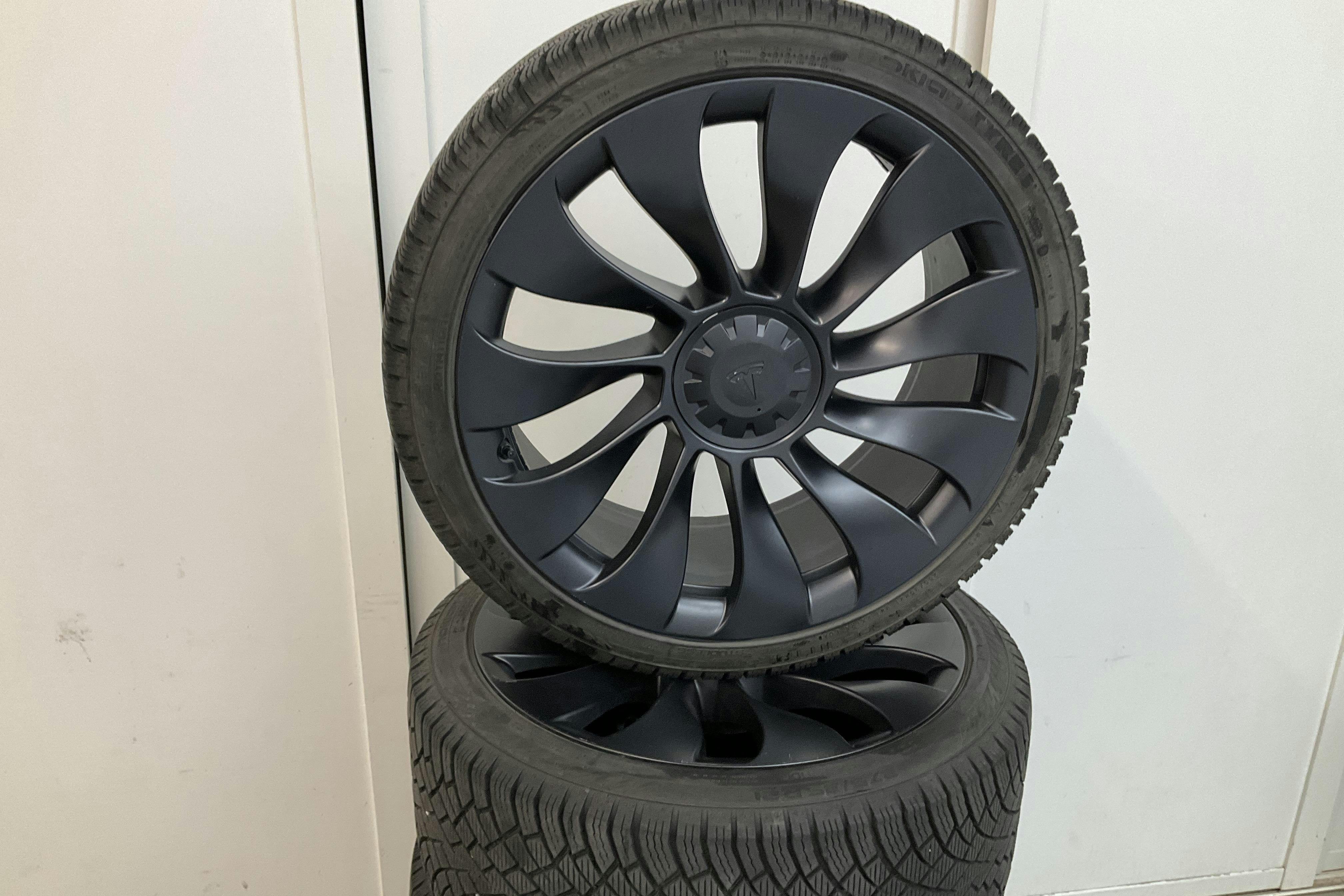 Presentation photo 18 of 18: Tesla Model Y Performance Dual Motor AWD - 37 360 km - Automatic - gray - 2024