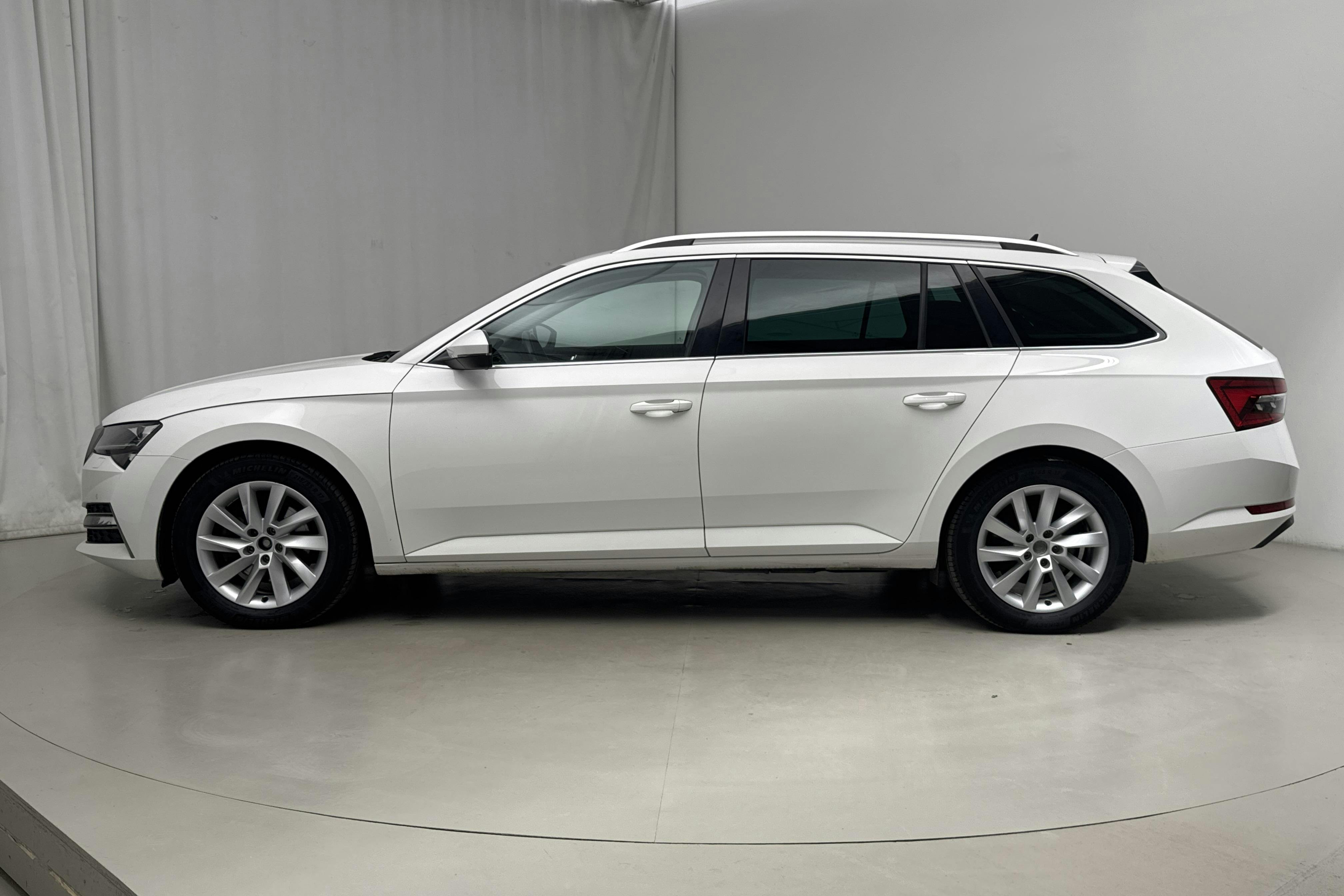 Esitlusfoto 2 aadressil 21: Skoda Superb 1.4 TSI PHEV Kombi (218hk) - 90 450 km - Automaatne - valge - 2021