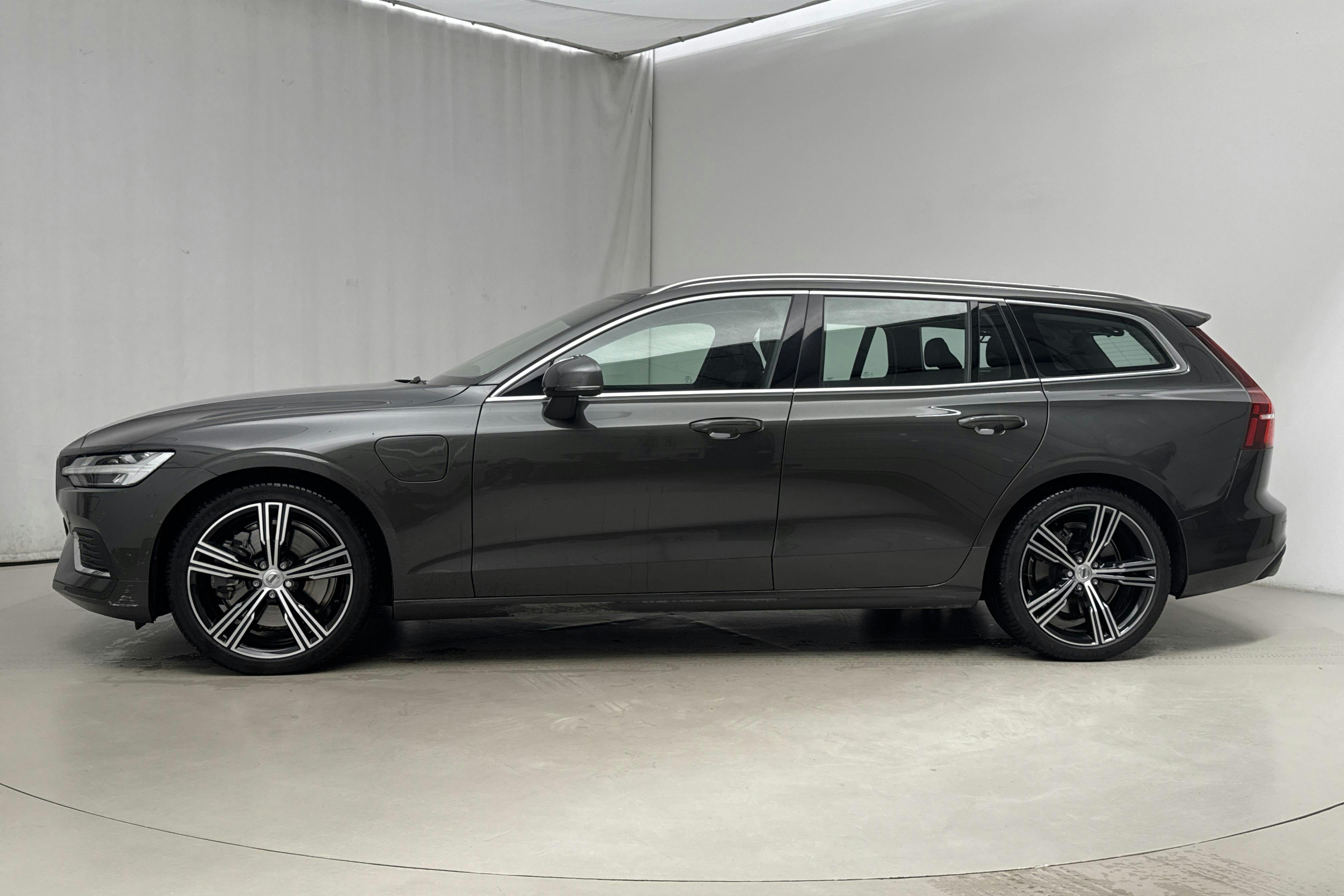 Esitlusfoto 2 aadressil 20: Volvo V60 T6 AWD Recharge (350hk) - 43 950 km - Automaatne - Dark Grey - 2022