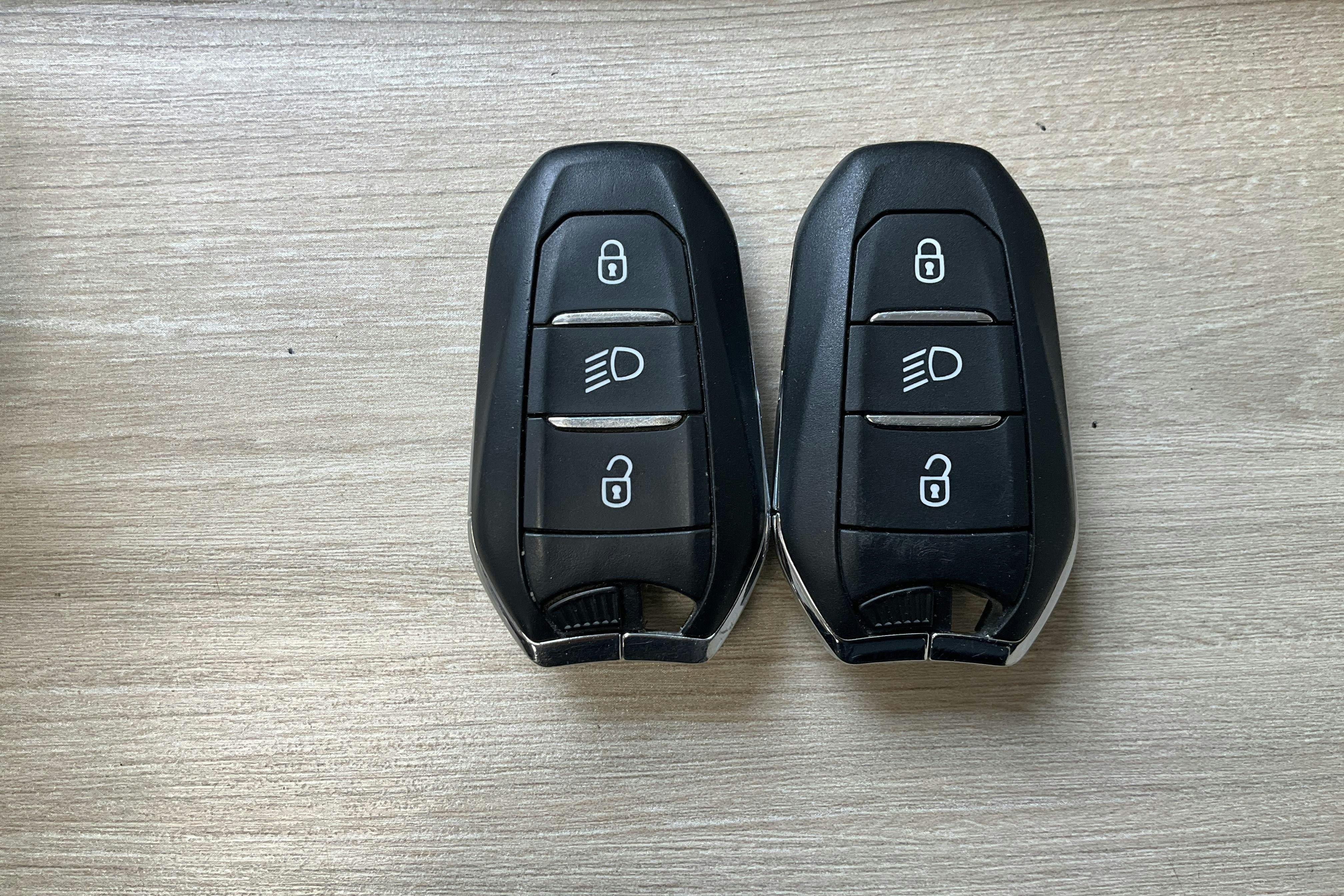 Peugeot 3008 1.6 Plug-in Hybrid 4 (300hk) - 14 236 mil - Automat - vit - 2020