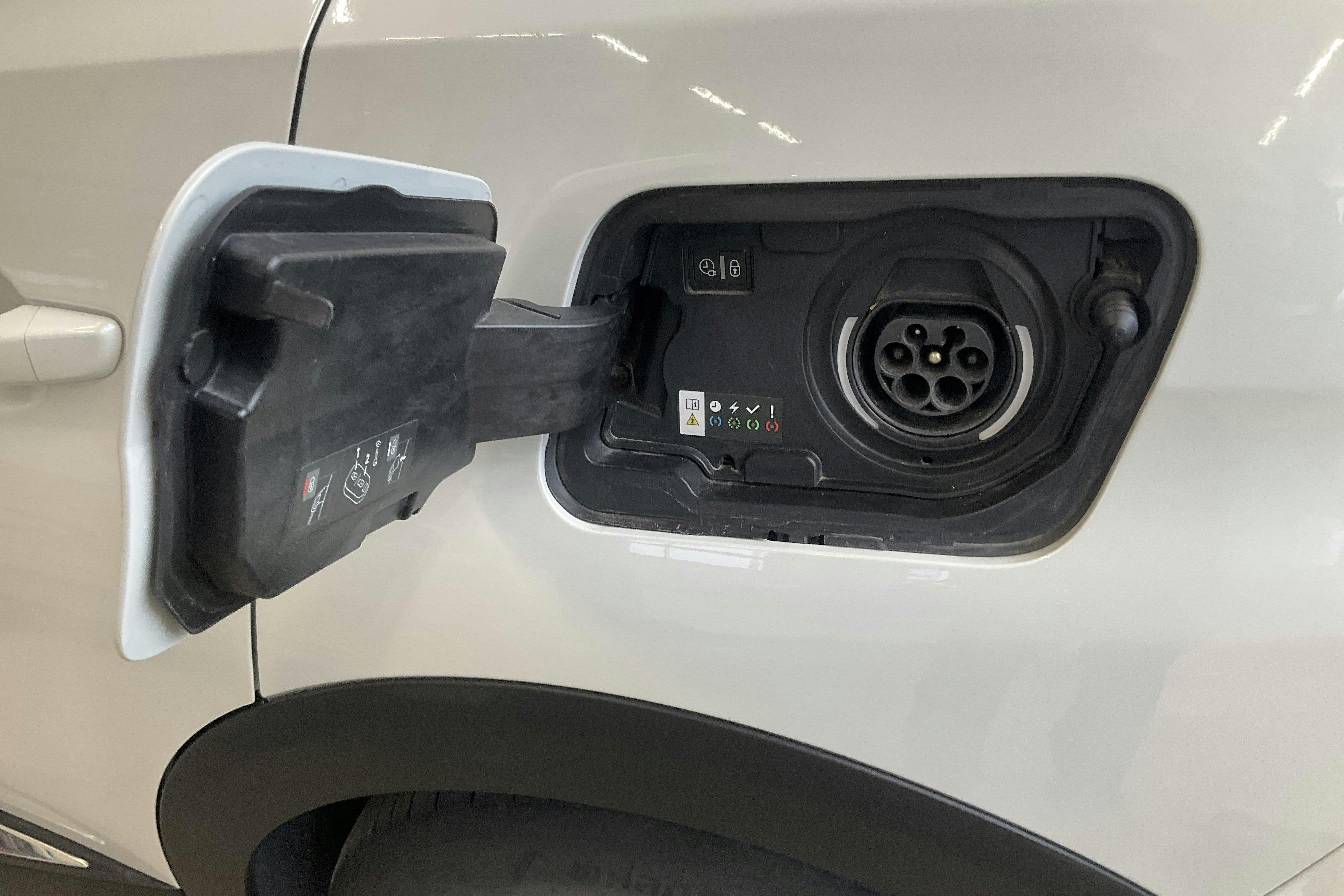 Peugeot 3008 1.6 Plug-in Hybrid 4 (300hk) - 14 236 mil - Automat - vit - 2020