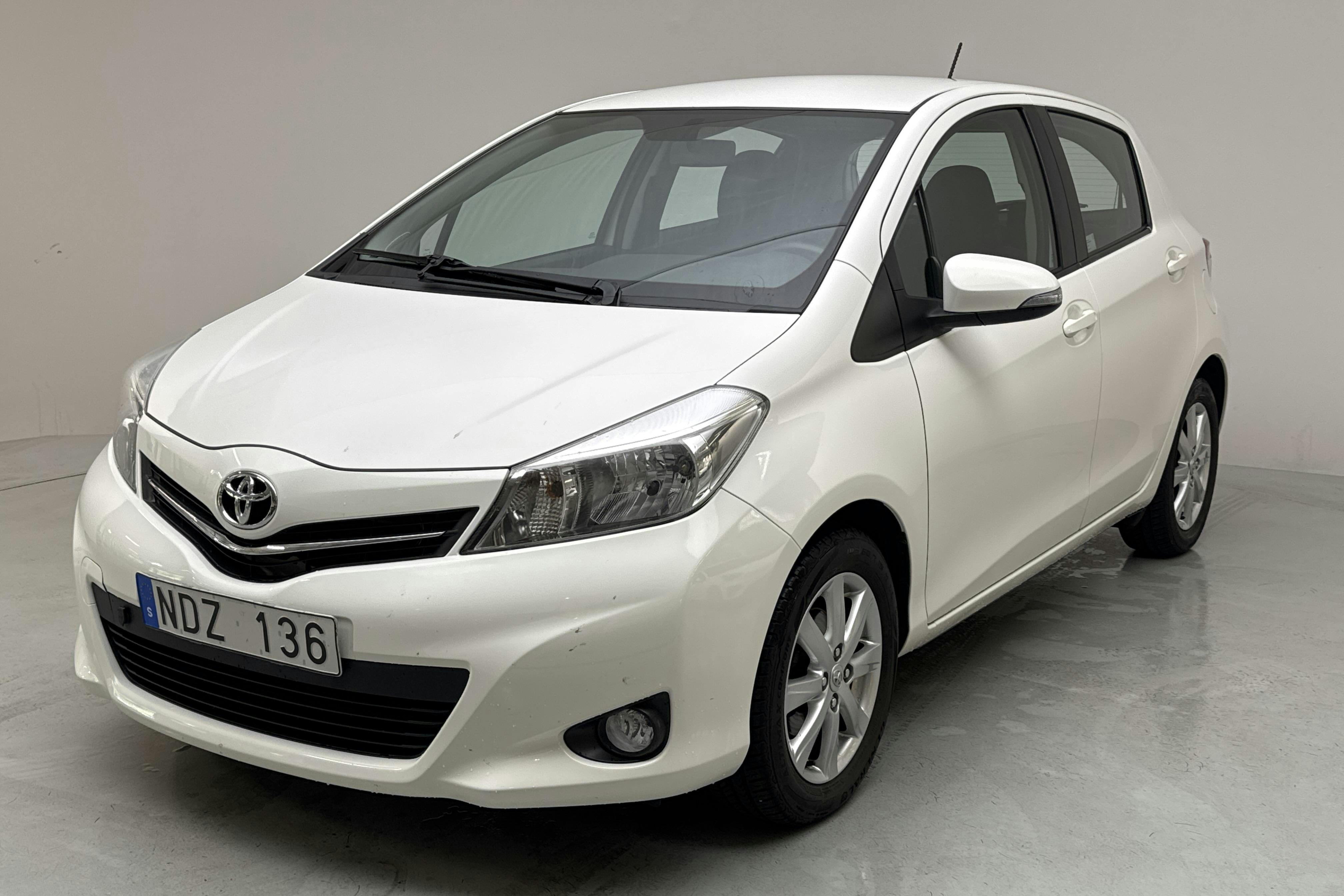 Toyota Yaris 1.33 5dr (100hk) - 6 523 mil - Manuell - vit - 2013
