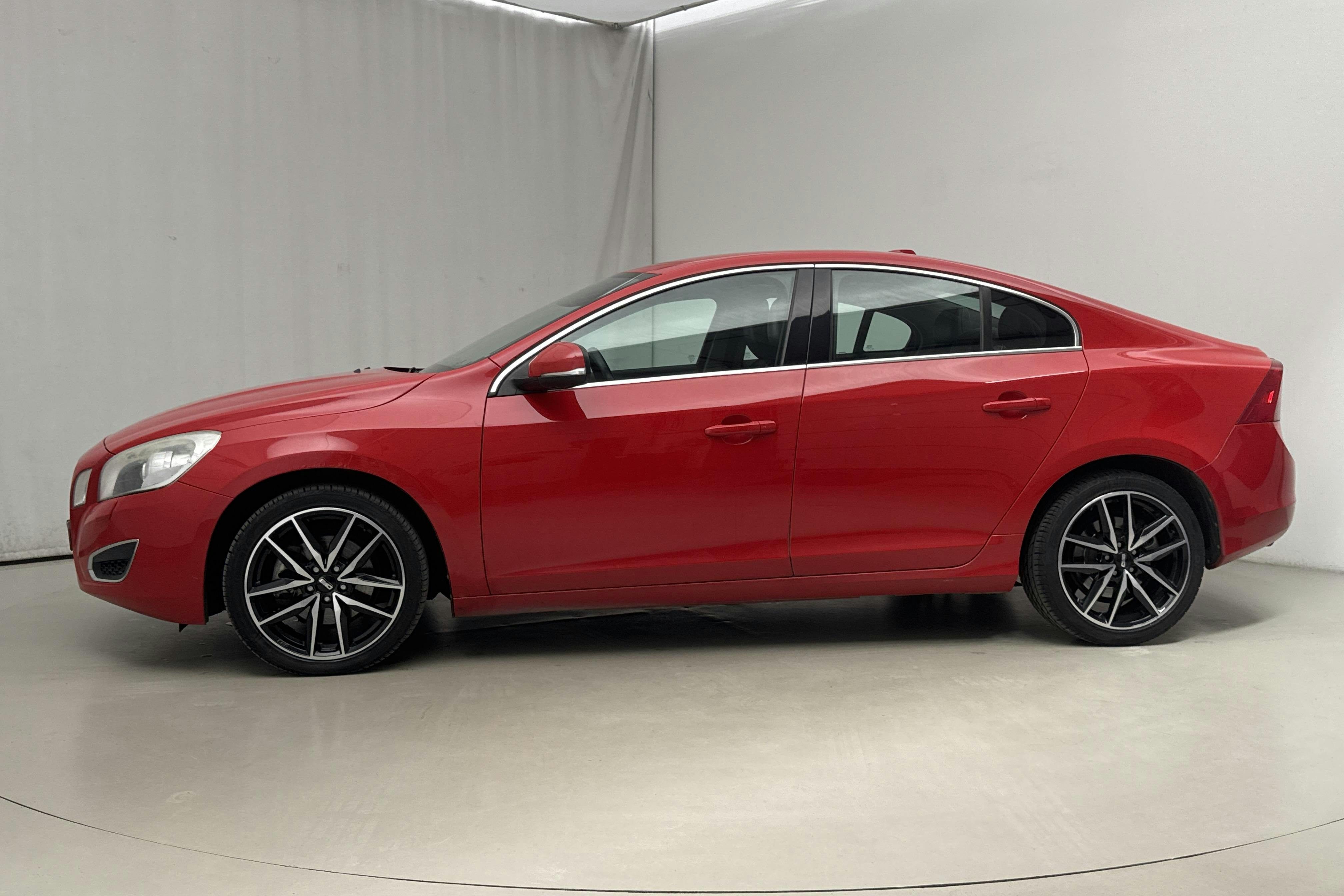 Presentationsfoto 2 av 14: Volvo S60 D3 (163hk) - 27 984 mil - Automat - röd - 2011