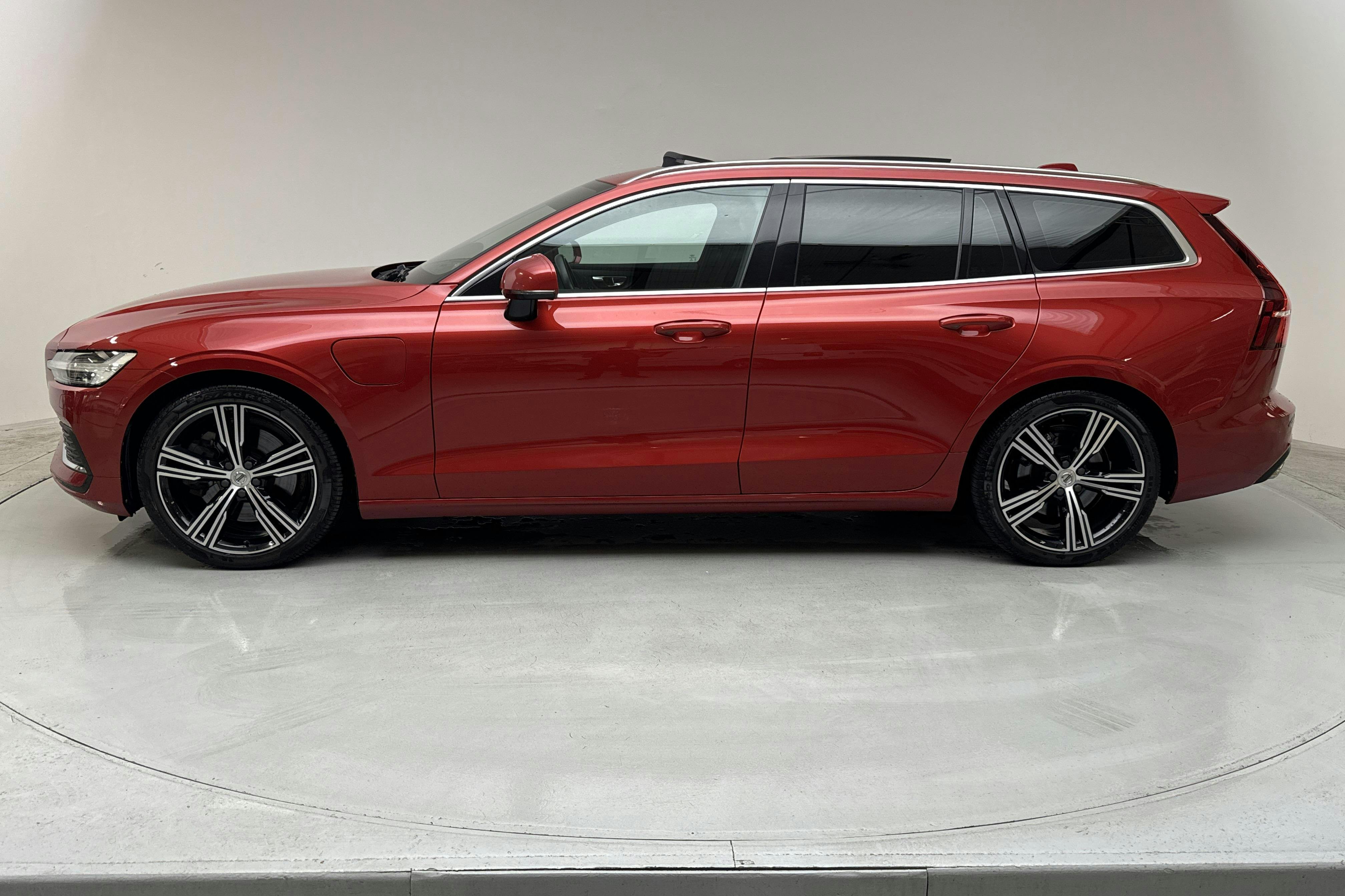 Esitlusfoto 2 aadressil 17: Volvo V60 T8 AWD Twin Engine (390hk) - 88 990 km - Automaatne - punane - 2019