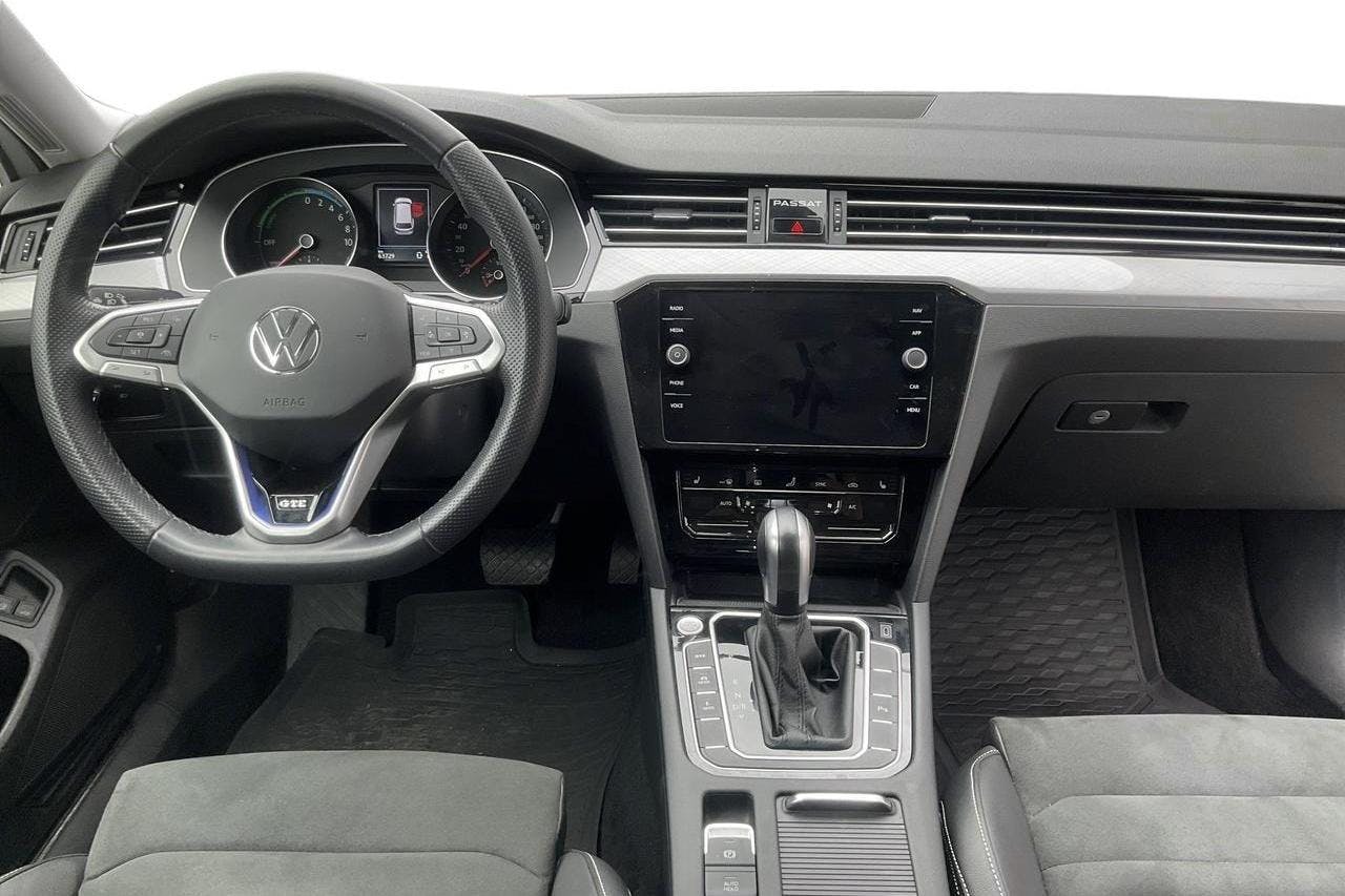 VW Passat 1.4 GTE Sportscombi (218hk) - 6 372 mil - Automat - vit - 2021