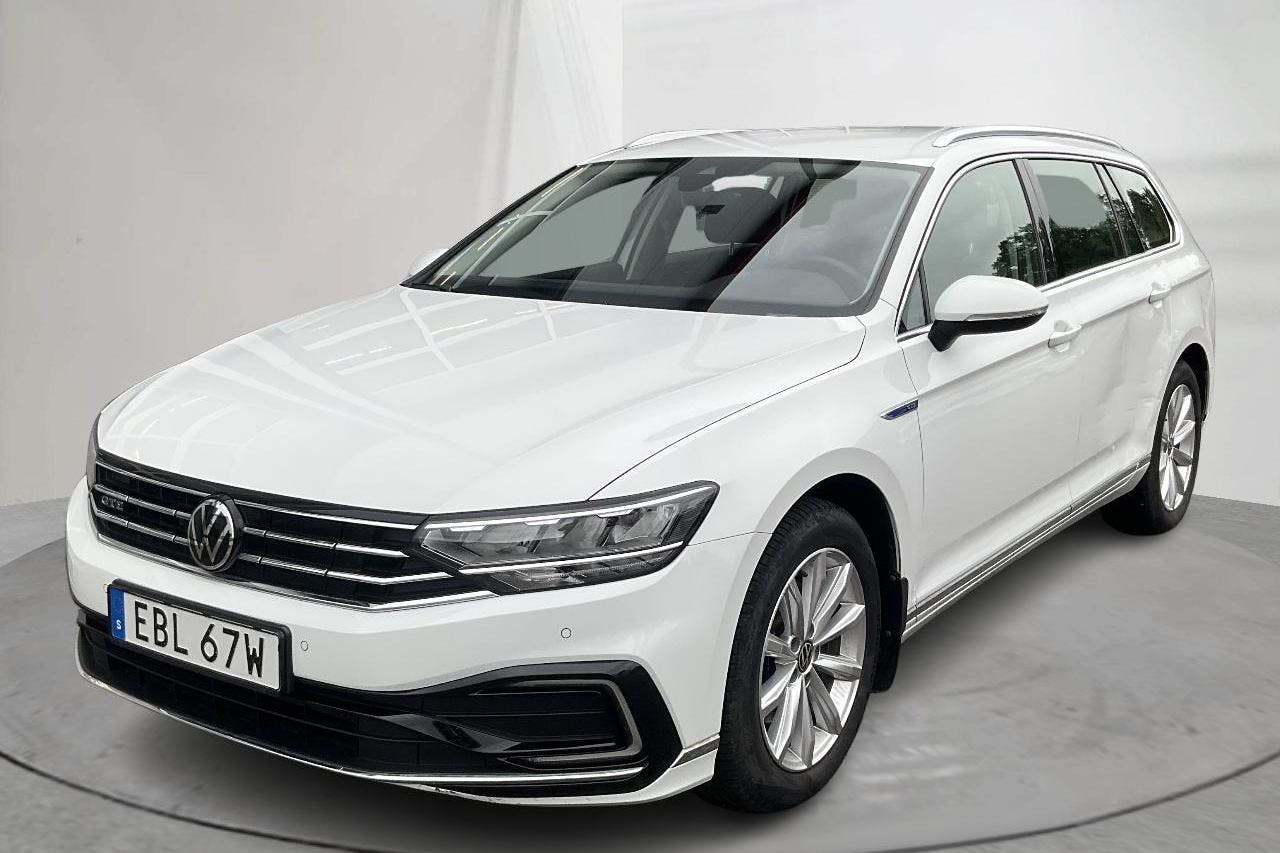 Presentationsfoto 1 av 16: VW Passat 1.4 GTE Sportscombi (218hk) - 6 372 mil - Automat - vit - 2021