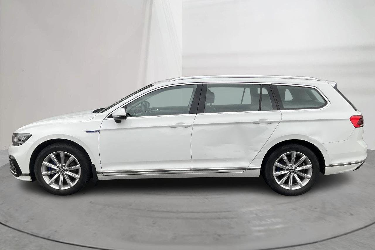 Presentationsfoto 2 av 16: VW Passat 1.4 GTE Sportscombi (218hk) - 6 372 mil - Automat - vit - 2021