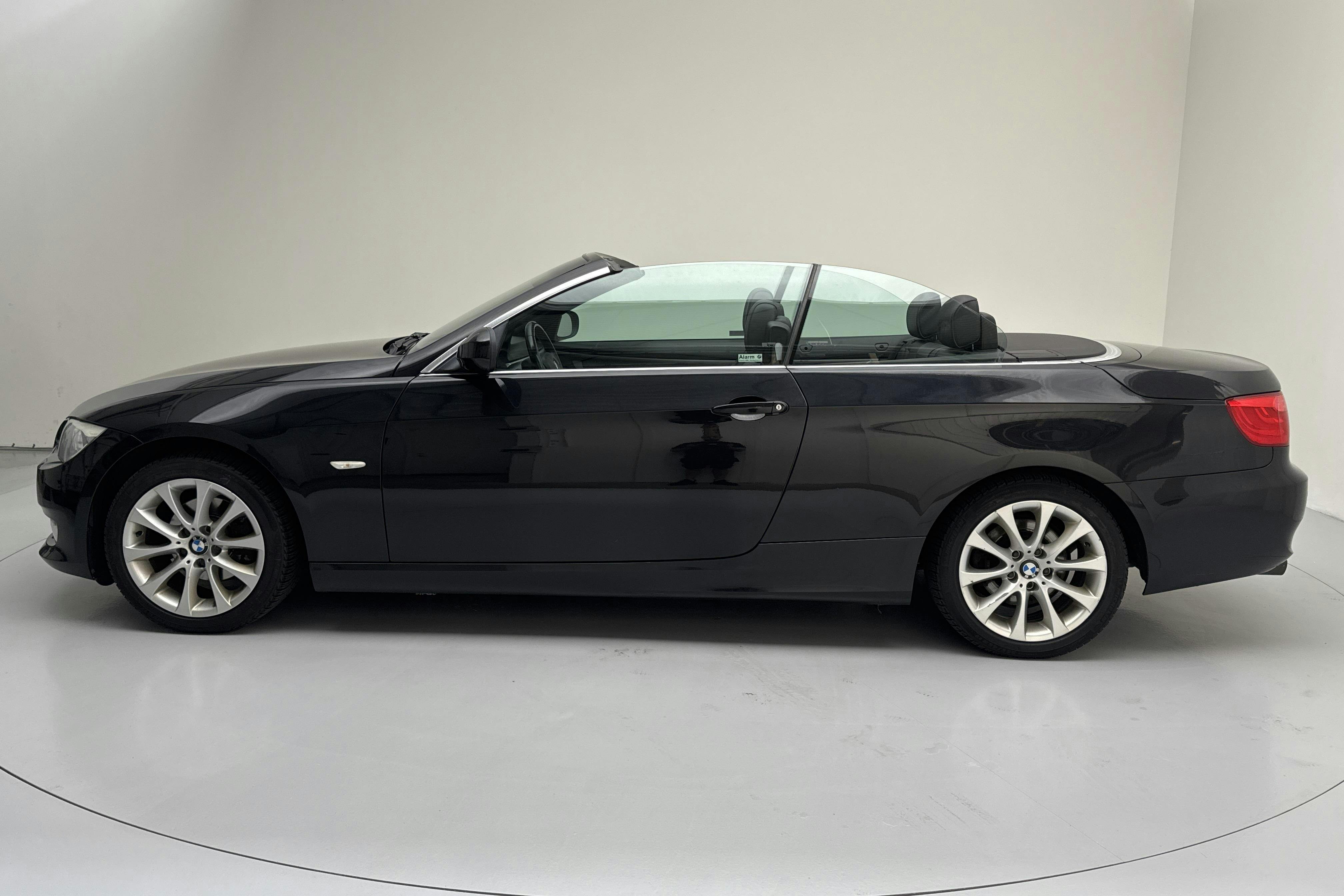 Presentation photo 2 of 17: BMW 320i Cabriolet, E93 (170hk) - 194 480 km - Manual - black - 2010