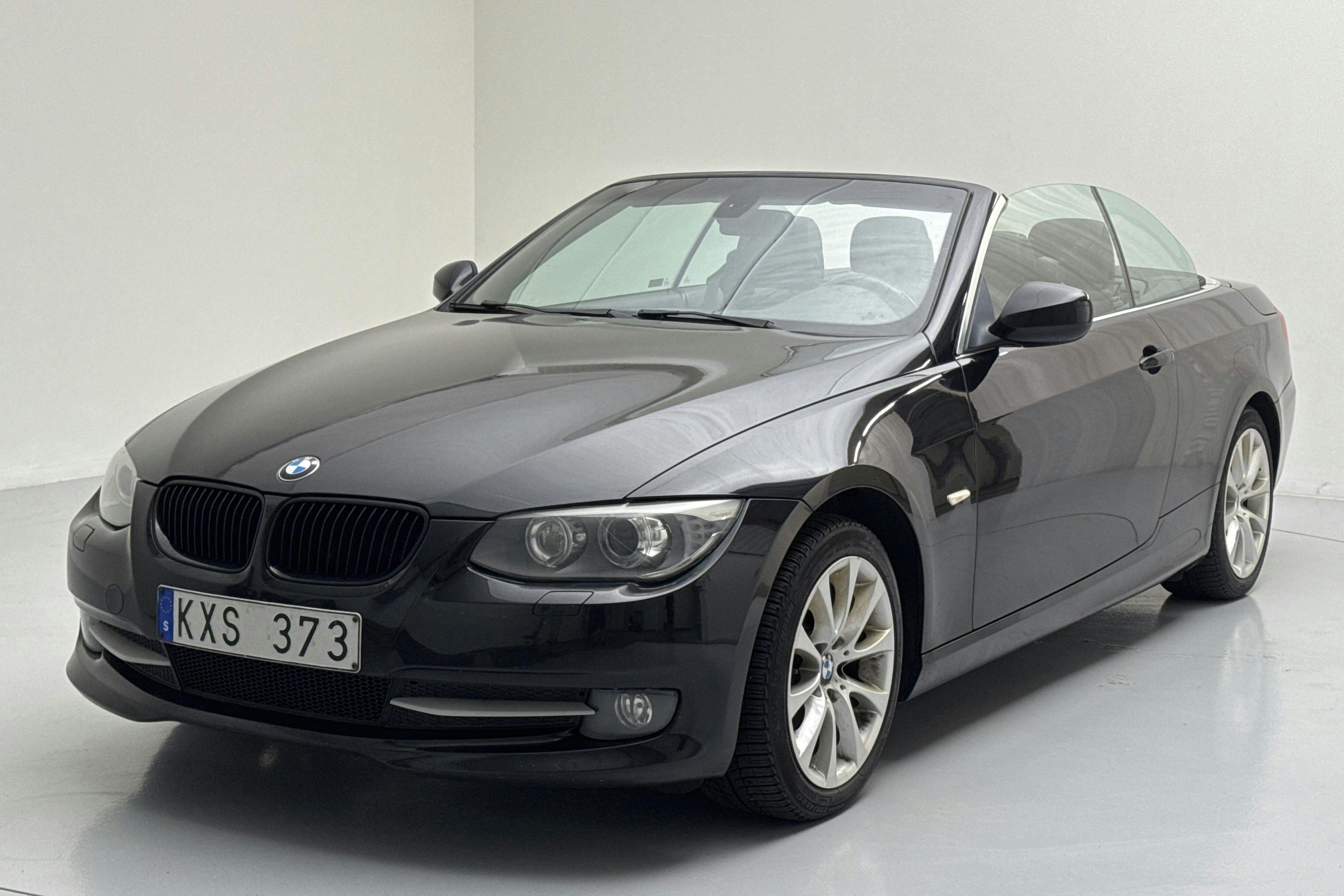 BMW 320i Cabriolet, E93 (170hk) - 19 448 mil - Manuell - svart - 2010