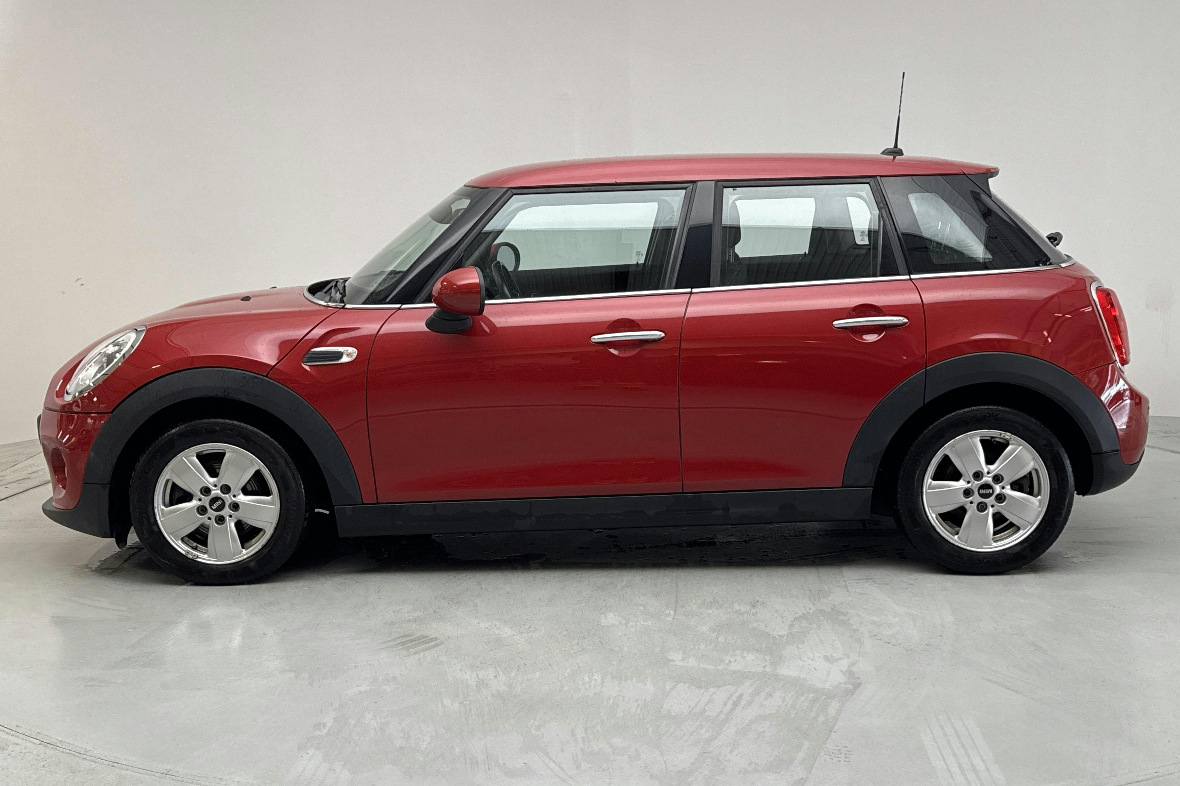 Presentation photo 2 of 12: Mini MINI - 45 020 km - Manual - red - 2017