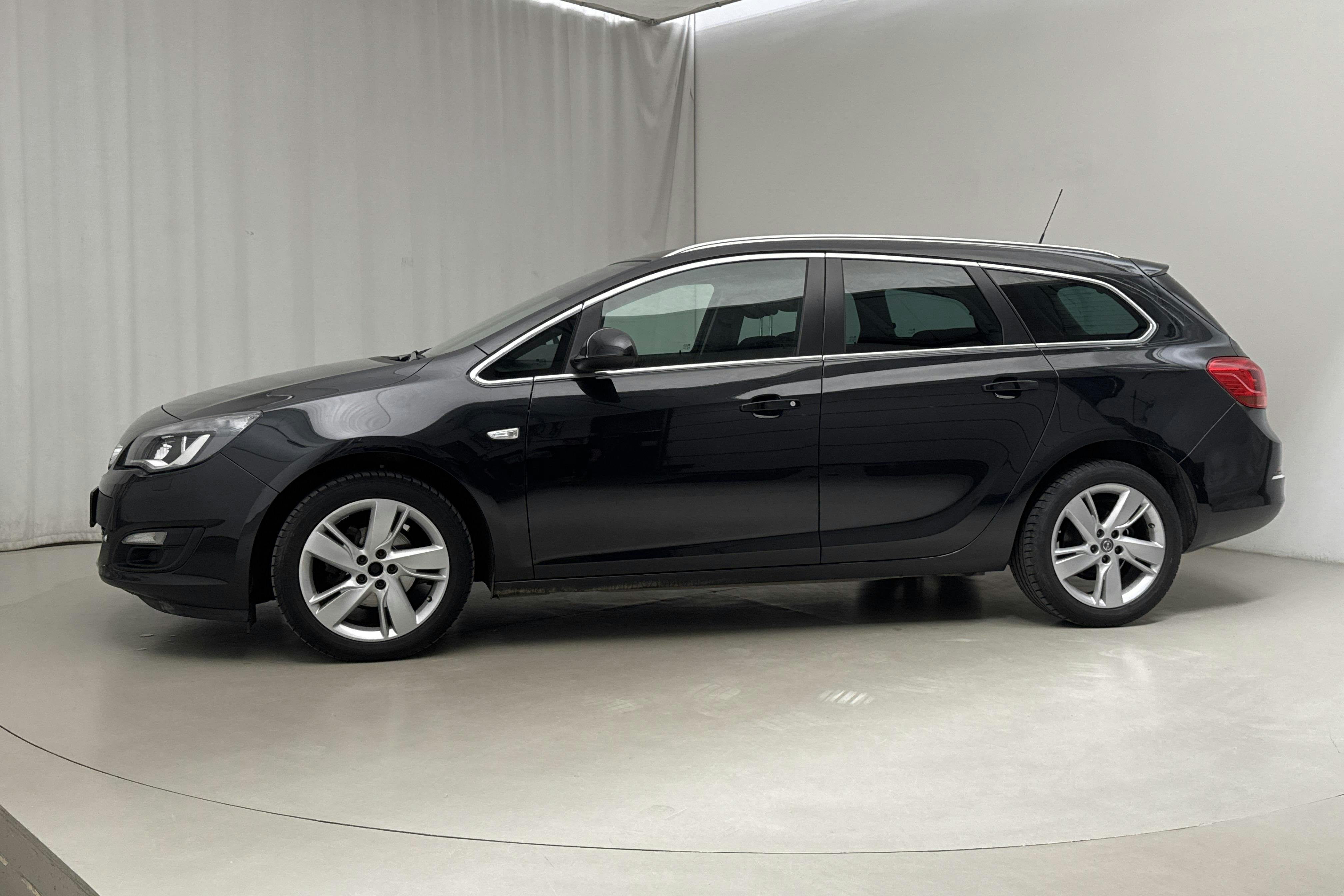Presentation photo 2 of 13: Opel Astra 1.4 Turbo ECOTEC Sports Tourer (140hk) - 66 910 km - Manual - black - 2015