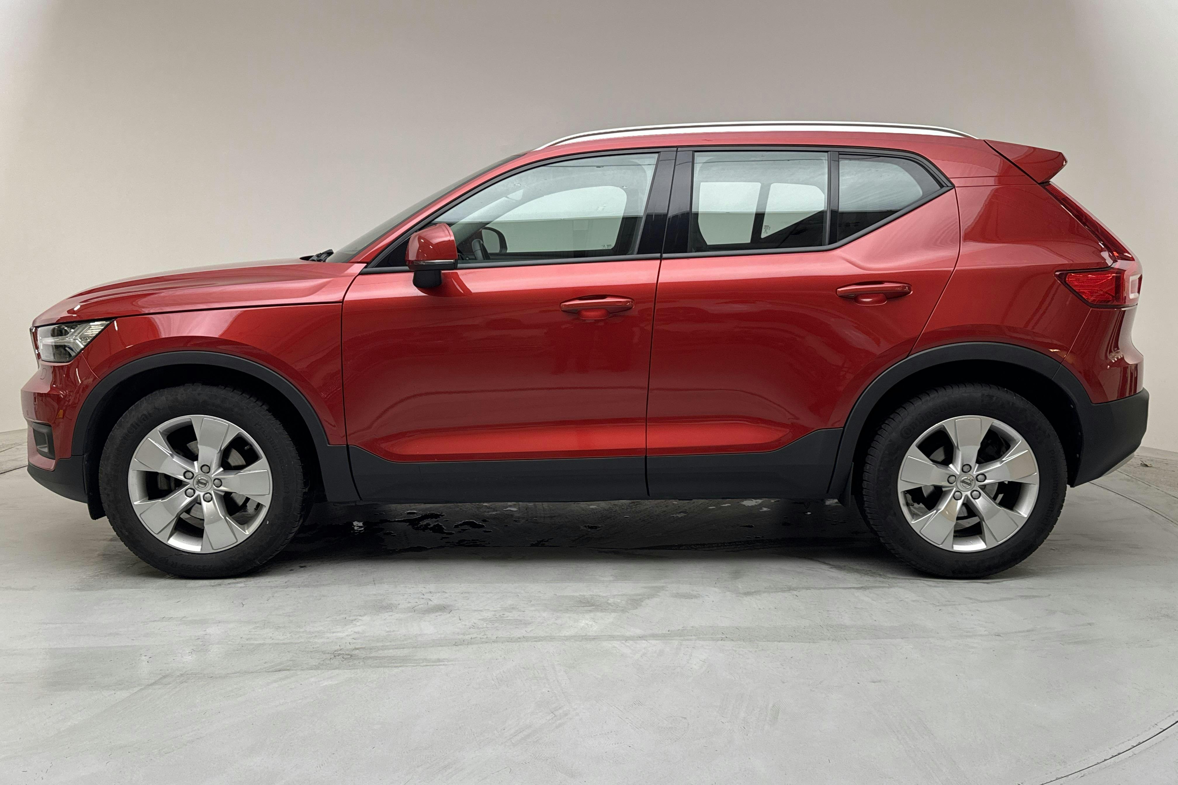 Presentationsfoto 2 av 13: Volvo XC40 T3 2WD (163hk) - 11 077 mil - Automat - röd - 2020