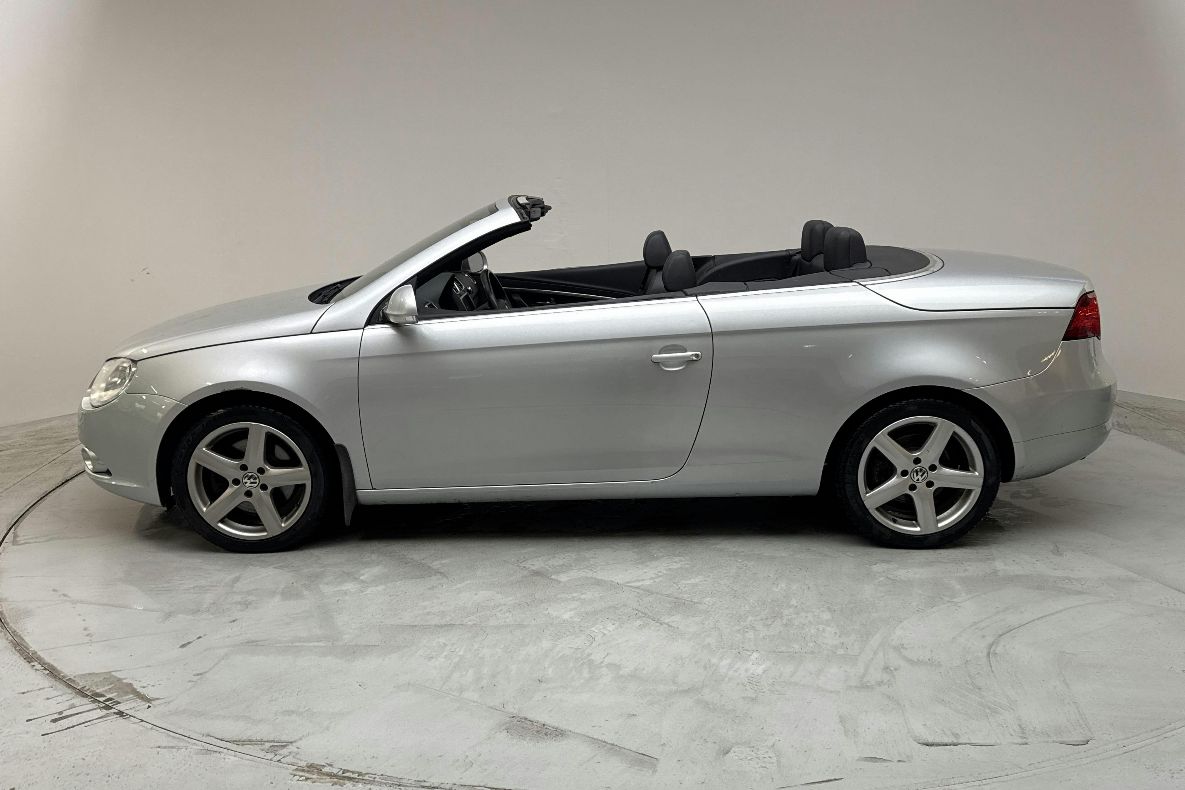 Presentationsfoto 2 av 19: VW Eos 2.0 TFSI Cabriolet (200hk) - 16 248 mil - Automat - silver - 2008