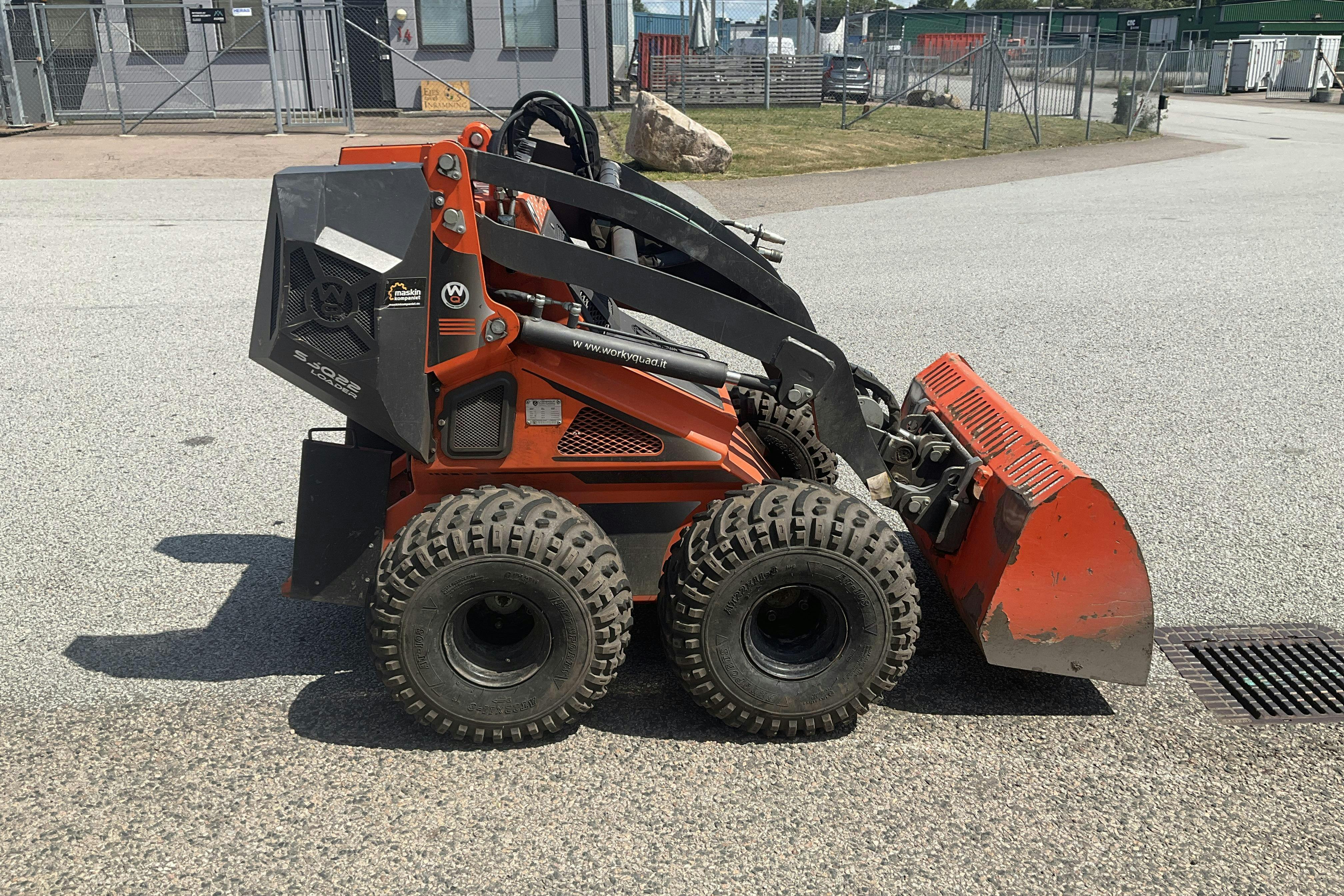 Presentationsfoto 2 av 23: WorkyQuad SSQ22 minilastare inkl redskap och tbh -  - 2022