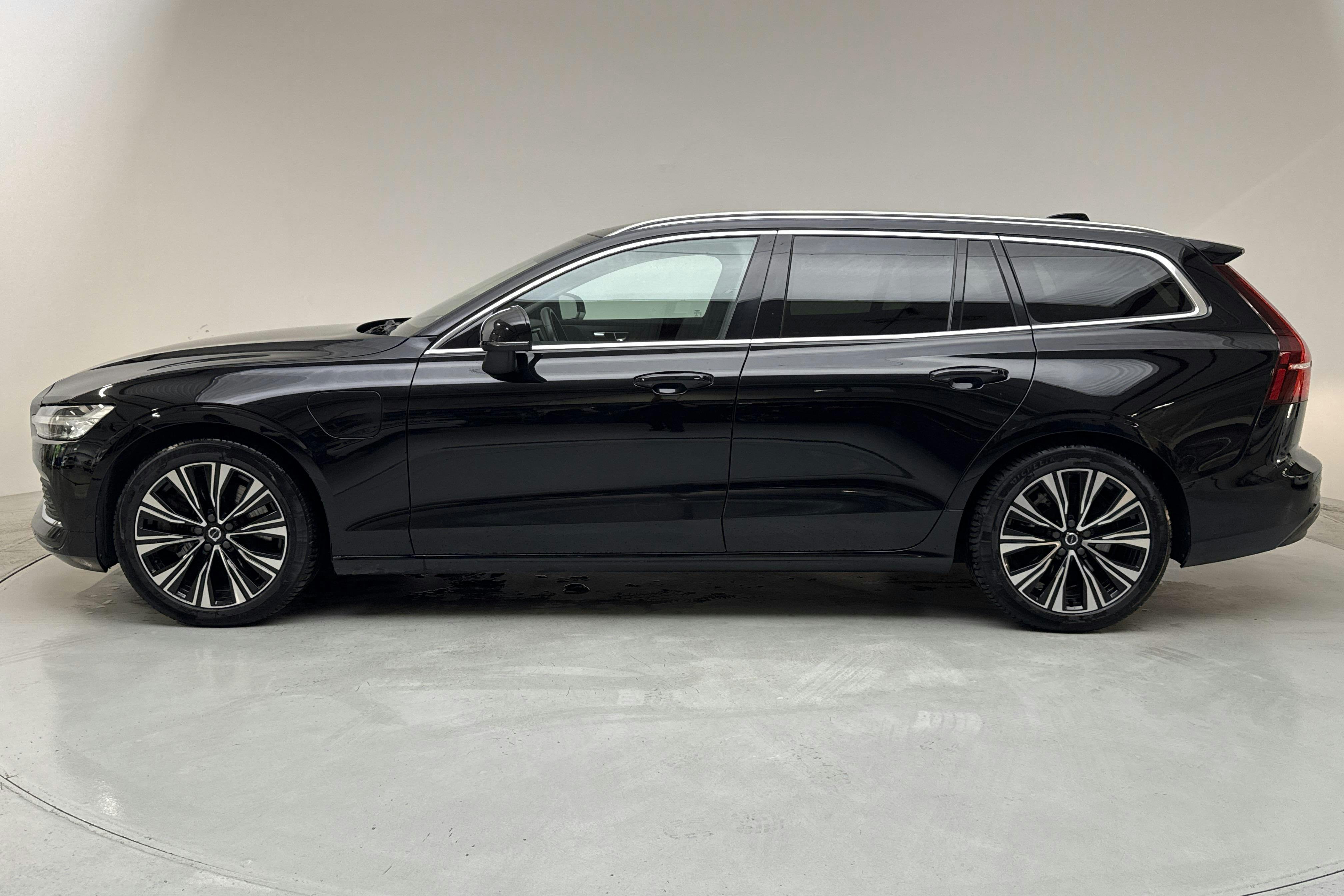 Esitlusfoto 2 aadressil 16: Volvo V60 T6 AWD Recharge (350hk) - 53 190 km - Automaatne - must - 2023
