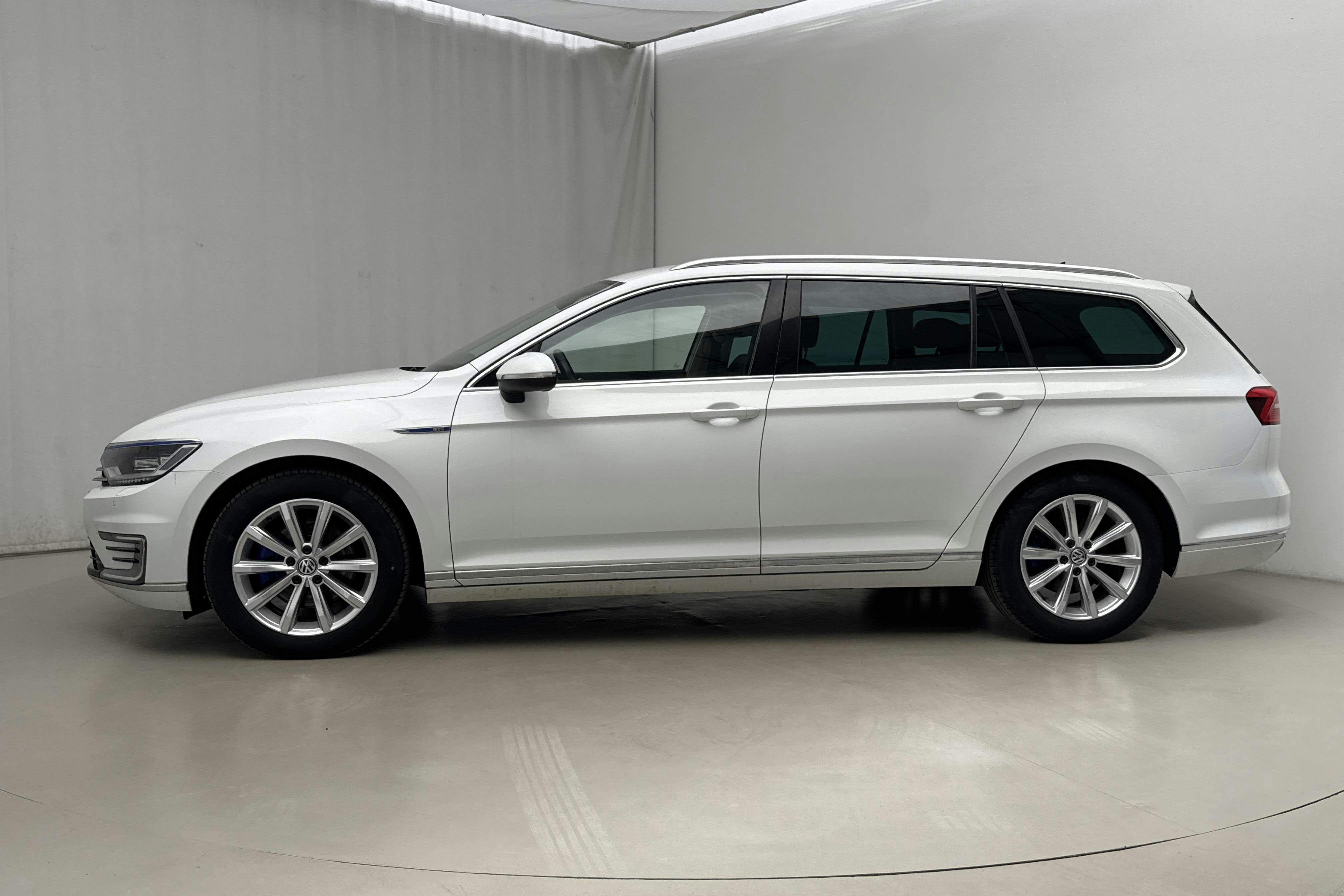 Esitlusfoto 2 aadressil 19: VW Passat 1.4 Plug-in-Hybrid Sportscombi (218hk) - 139 250 km - Automaatne - valge - 2017