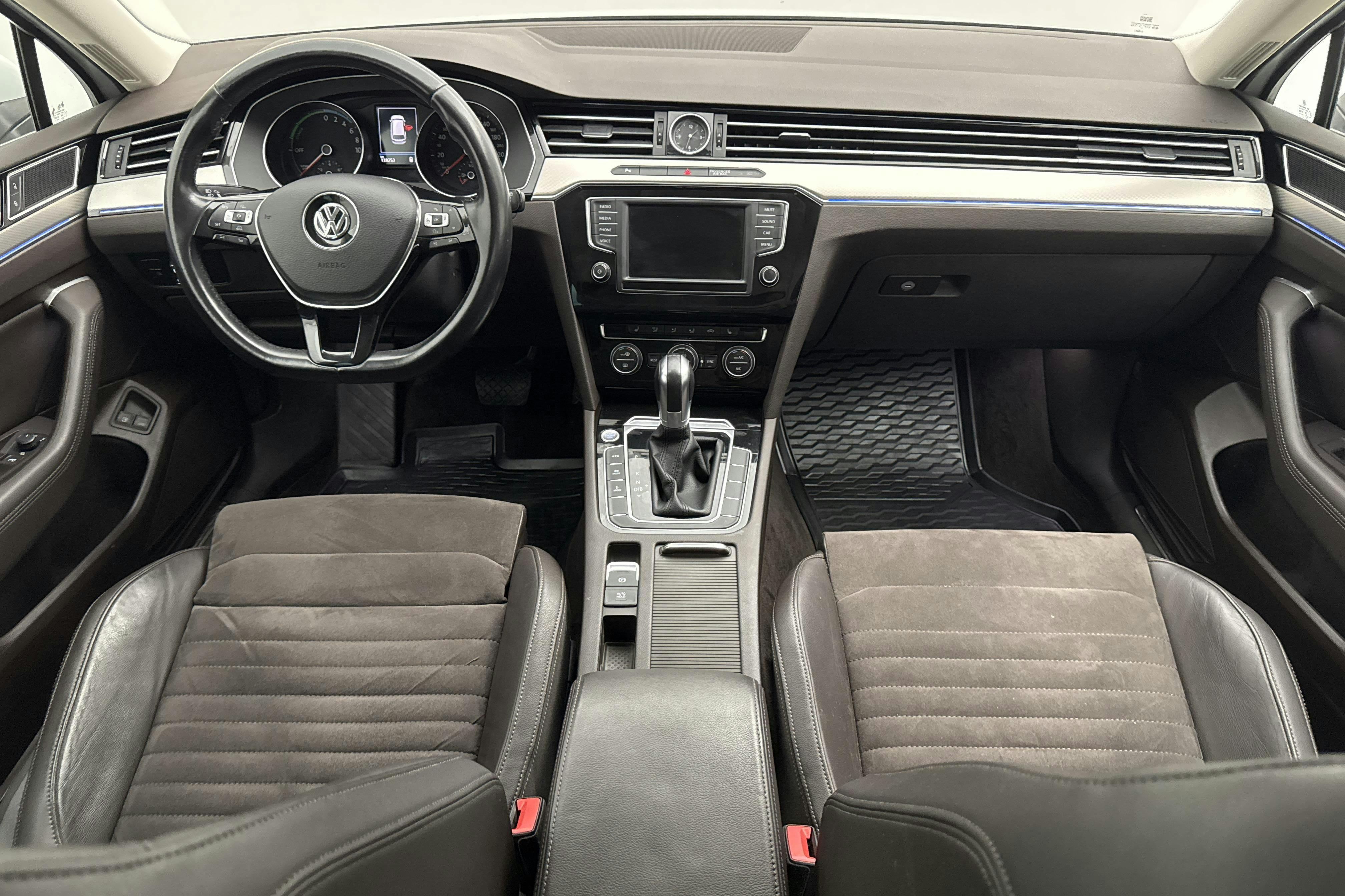 VW Passat 1.4 Plug-in-Hybrid Sportscombi (218hk) - 139 250 km - Automaatne - valge - 2017