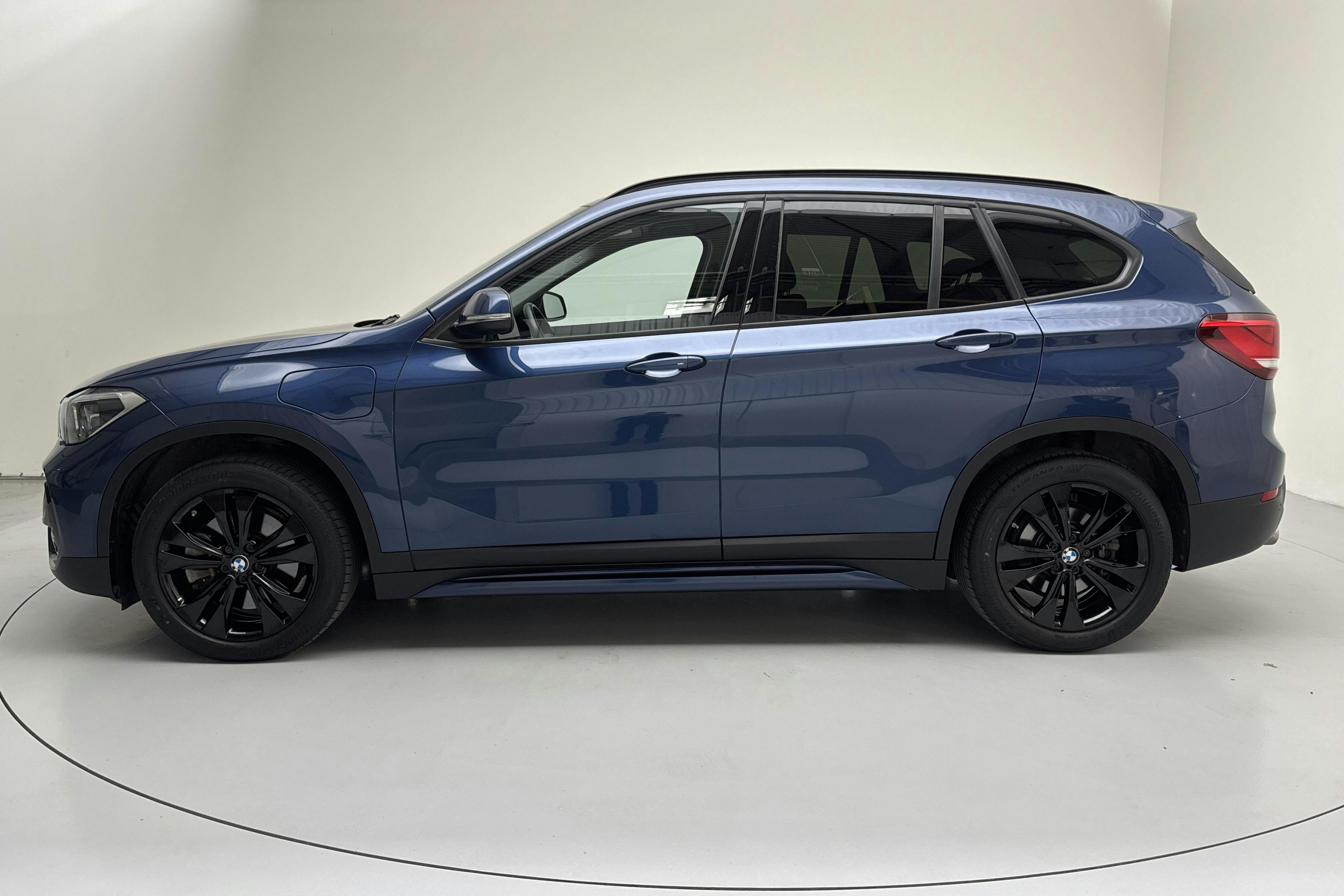 Presentationsfoto 2 av 16: BMW X1 xDrive25e 9,7 kWh LCI, F48 (220hk) - 4 265 mil - Automat - blå - 2021