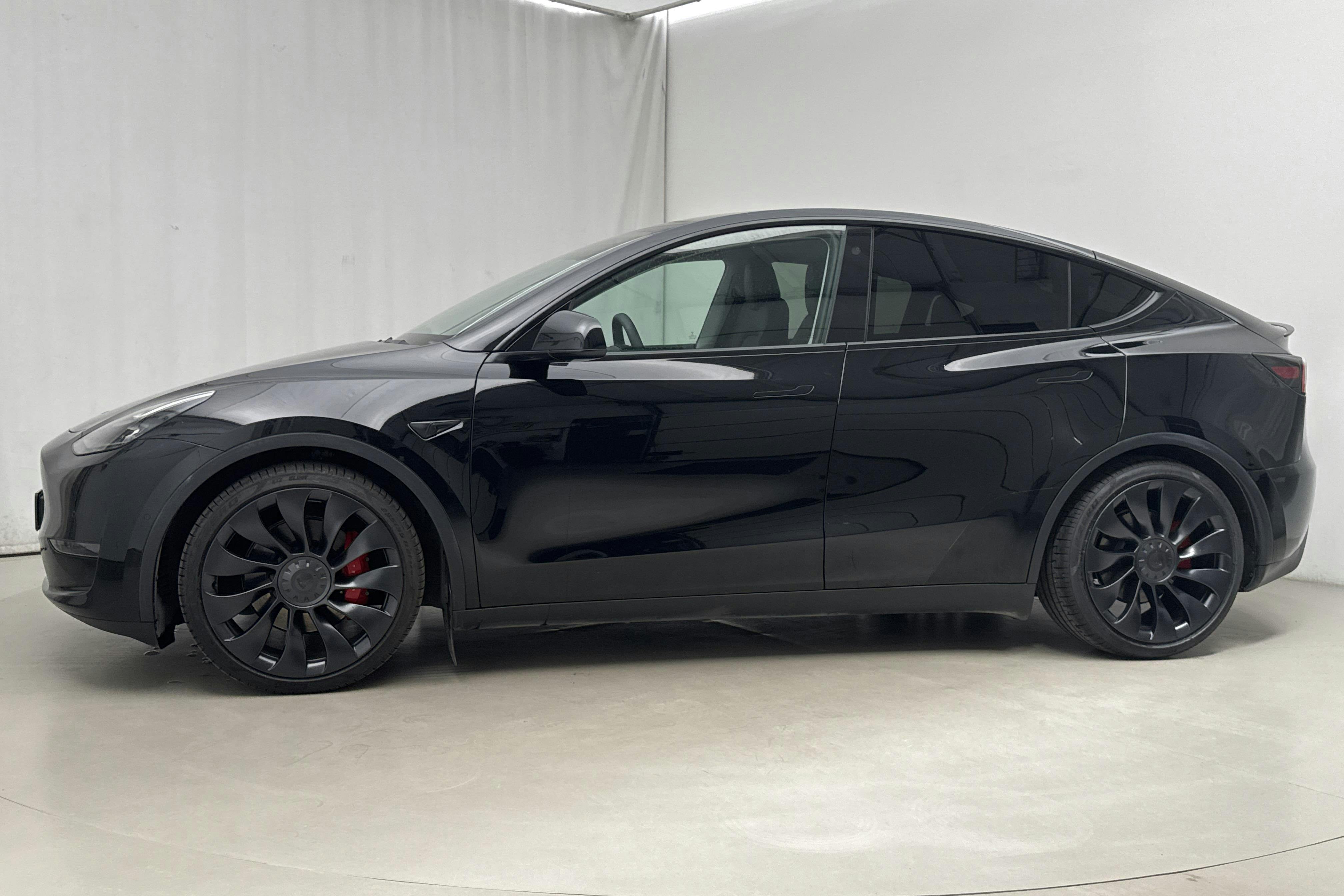 Presentationsfoto 2 av 19: Tesla Model Y Performance Dual Motor AWD - 4 833 mil - Automat - svart - 2022
