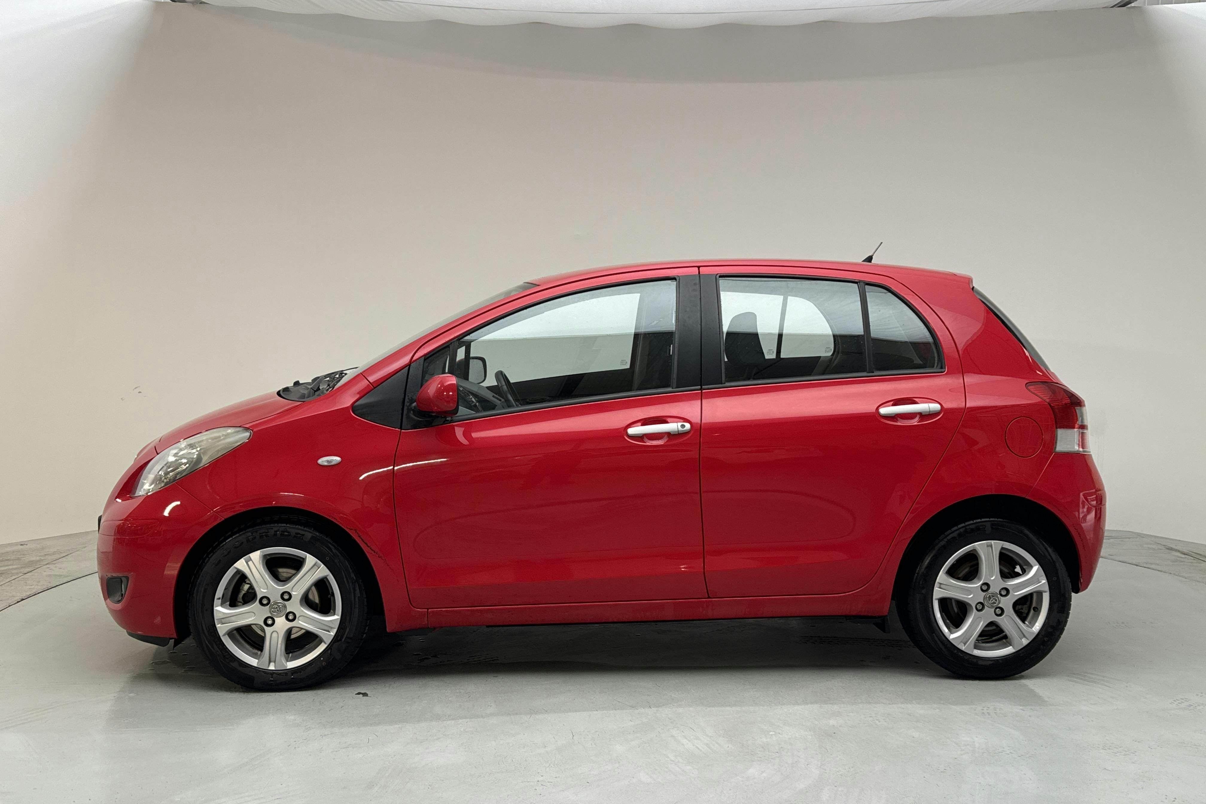 Esitlusfoto 2 aadressil 12: Toyota Yaris 1.33 5dr (100hk) - 135 850 km - Käsitsi - punane - 2010