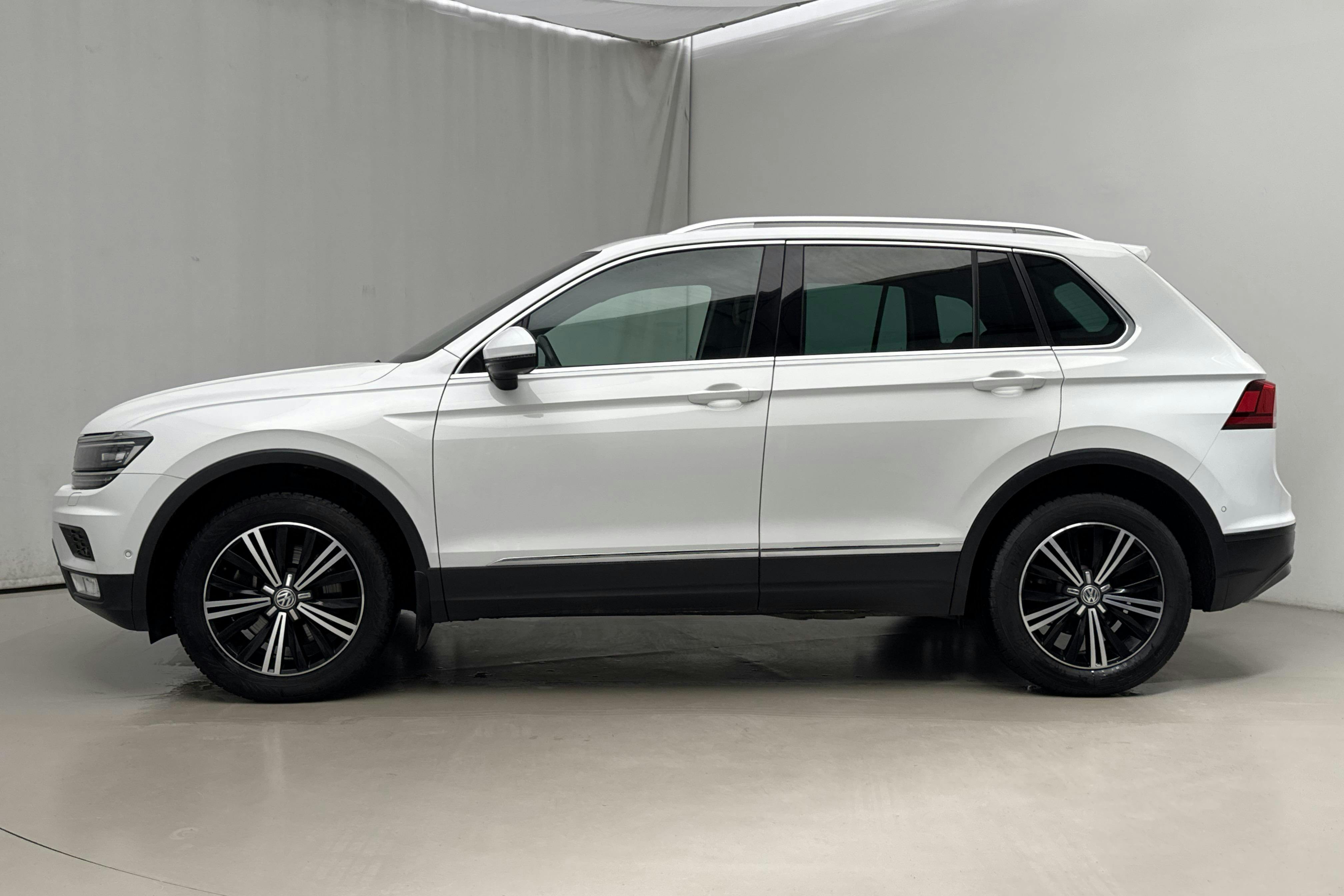 Presentationsfoto 2 av 20: VW Tiguan 2.0 TSI 4MOTION (180hk) - 8 750 mil - Manuell - vit - 2017