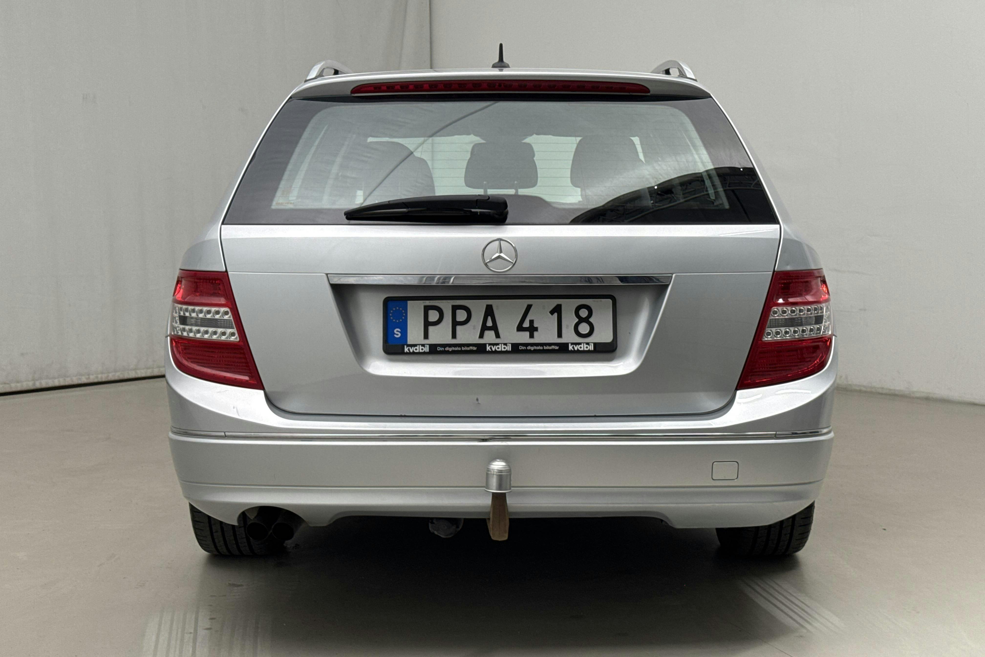 Mercedes C 180 CGI BlueEfficiency Kombi S204 (156hk) - 269 640 km - Automatic - silver - 2011