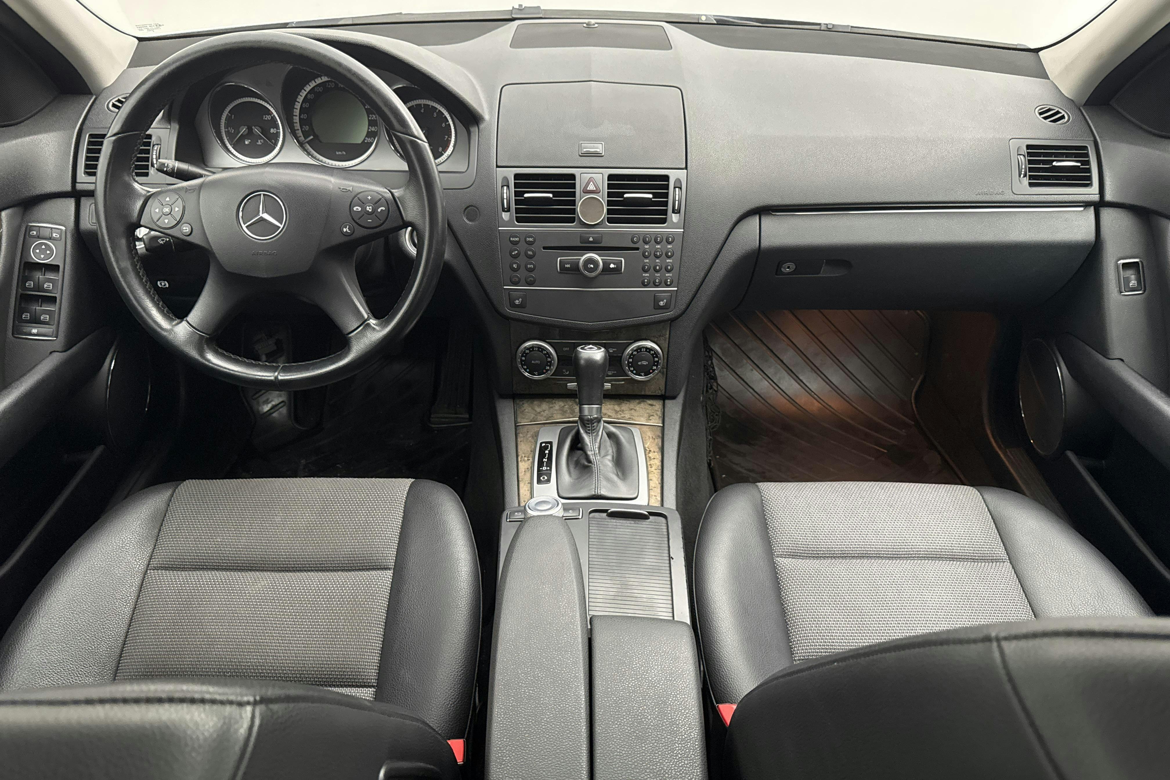 Mercedes C 180 CGI BlueEfficiency Kombi S204 (156hk) - 269 640 km - Automatic - silver - 2011