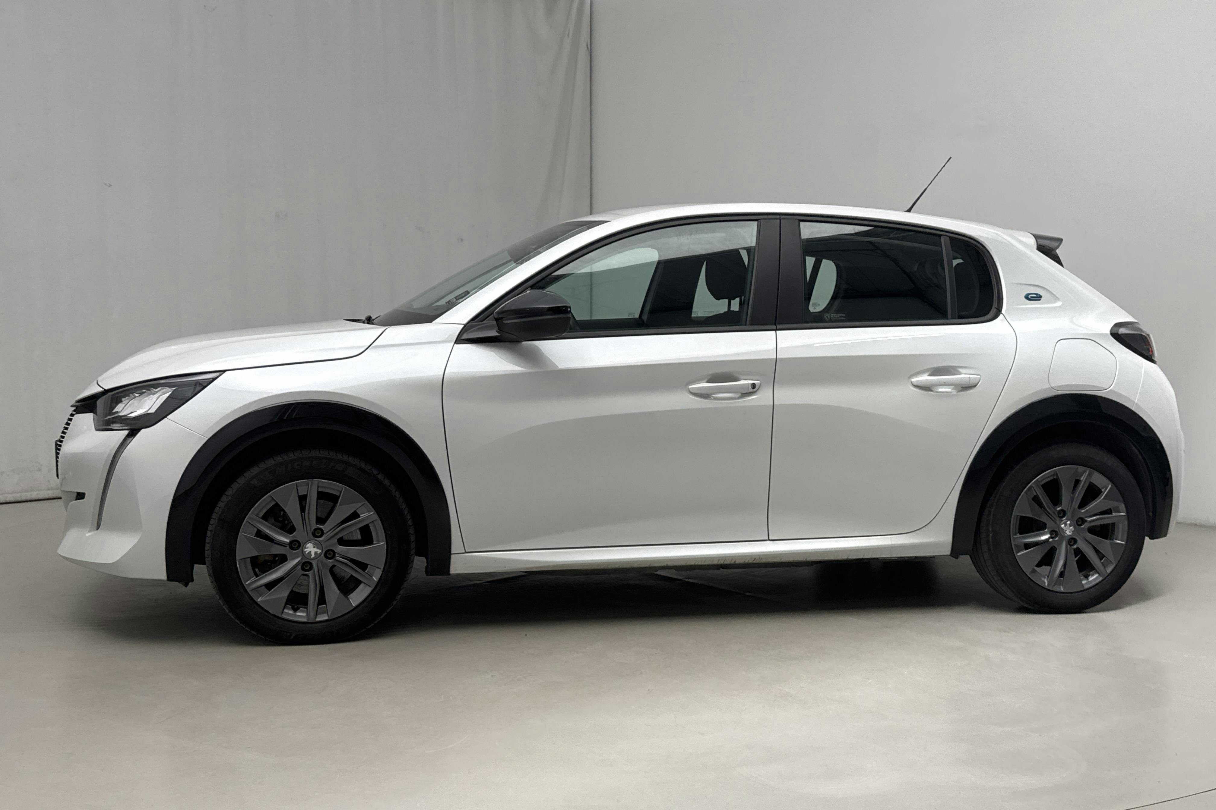 Presentation photo 2 of 17: Peugeot e-208 50 kWh 5dr (136hk) - 85 580 km - Automatic - white - 2022