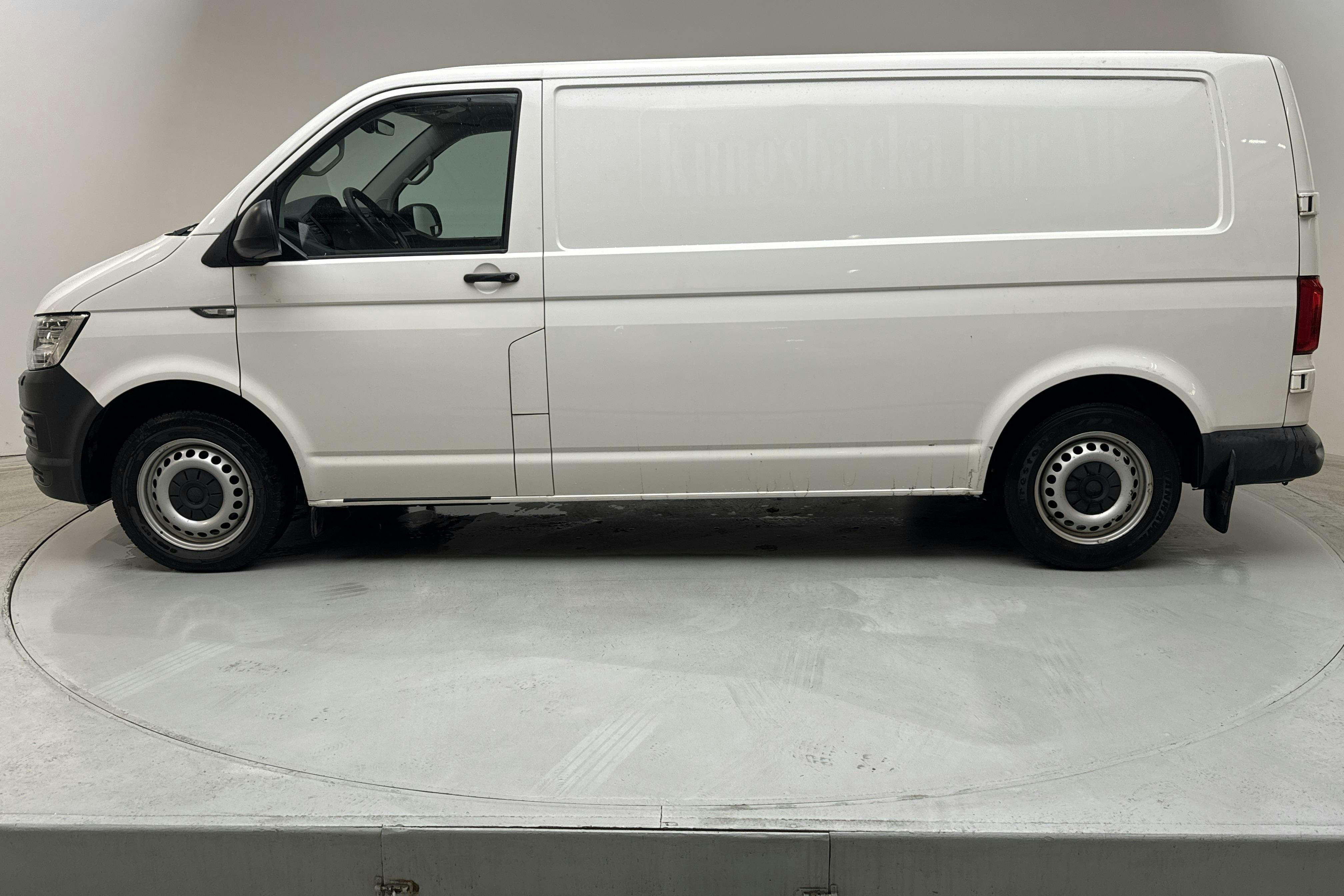 Presentationsfoto 2 av 11: VW Transporter T6 2.0 TDI BMT Skåp (140hk) - 12 850 mil - Automat - vit - 2016