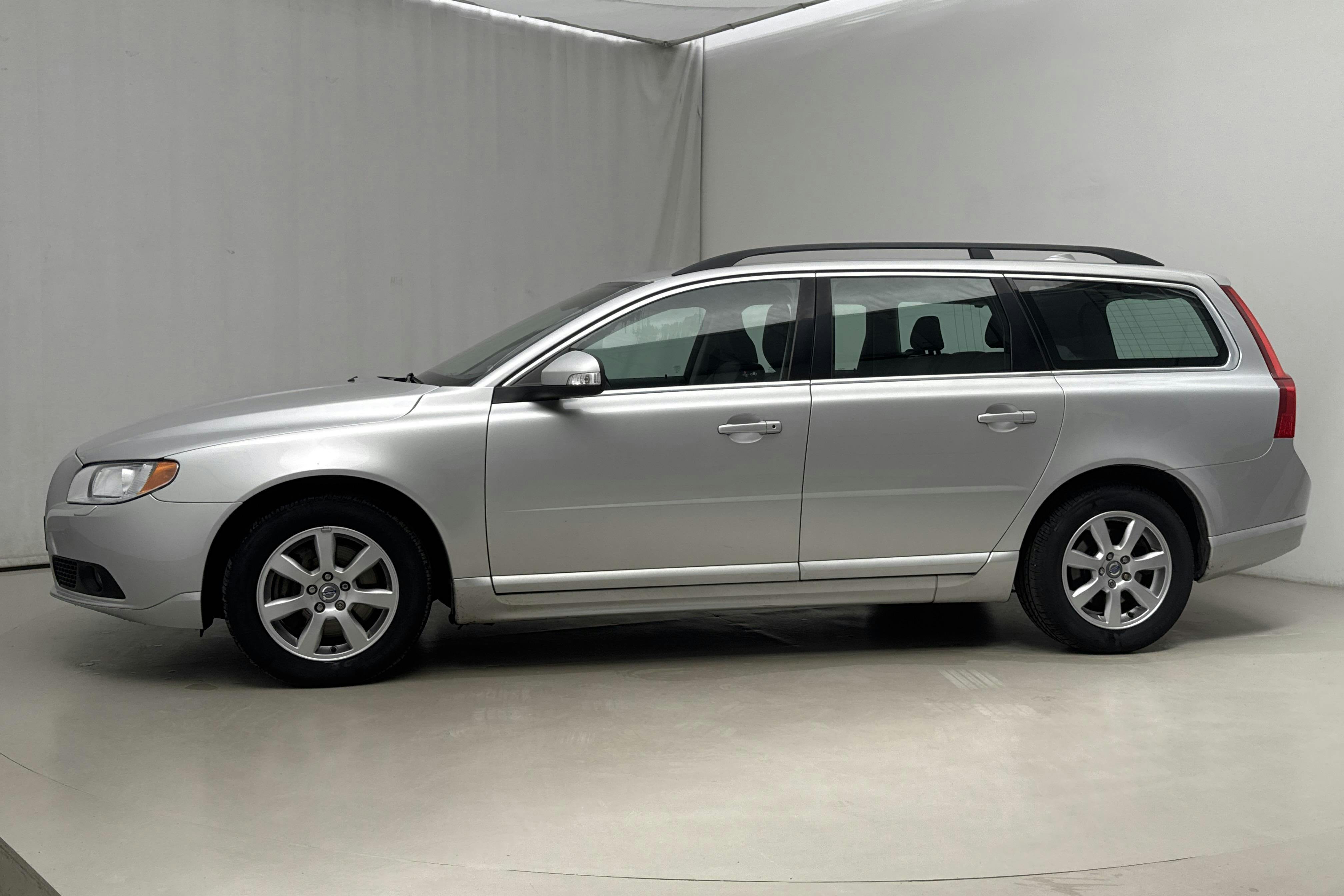 Presentation photo 2 of 14: Volvo V70 II D5 AWD (205hk) - 145 510 km - Automatic - Light Grey - 2011