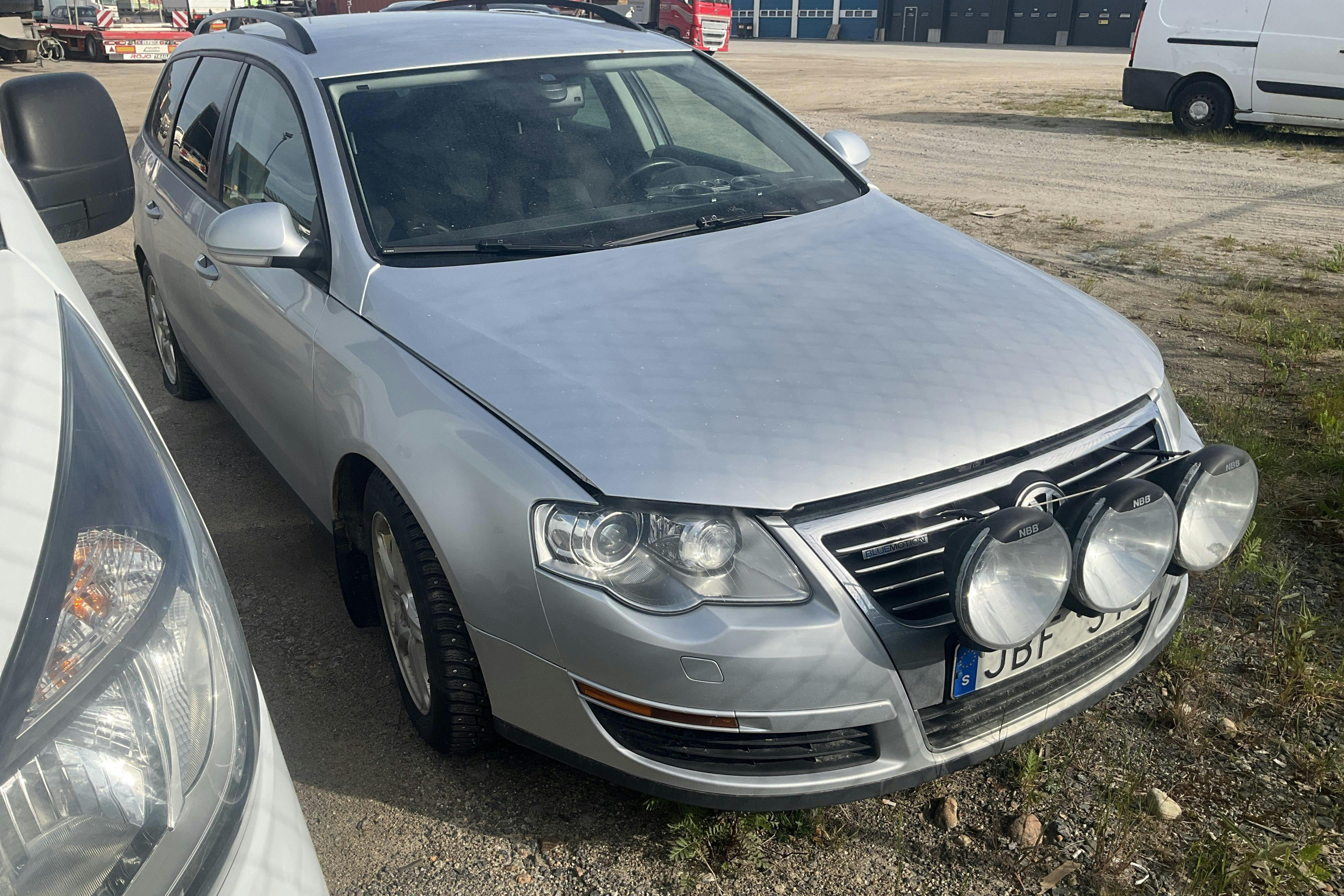 VW Passat 1.9 TDI BlueMotion Variant (105hk) - 34 858 mil - Manuell - silver - 2009