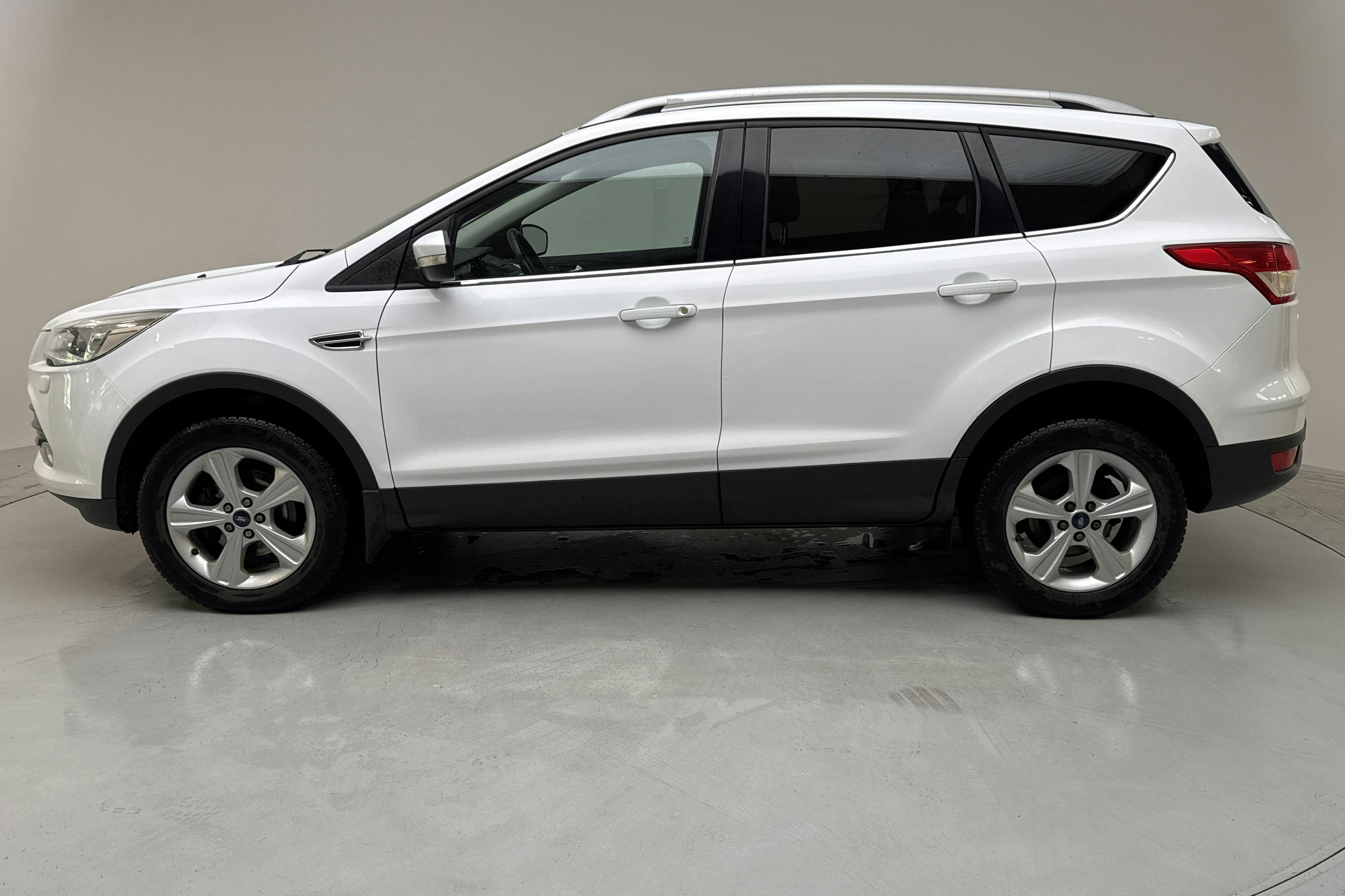 Presentationsfoto 2 av 11: Ford Kuga 1.5 EcoBoost 2WD (150hk) - 13 189 mil - Manuell - vit - 2016