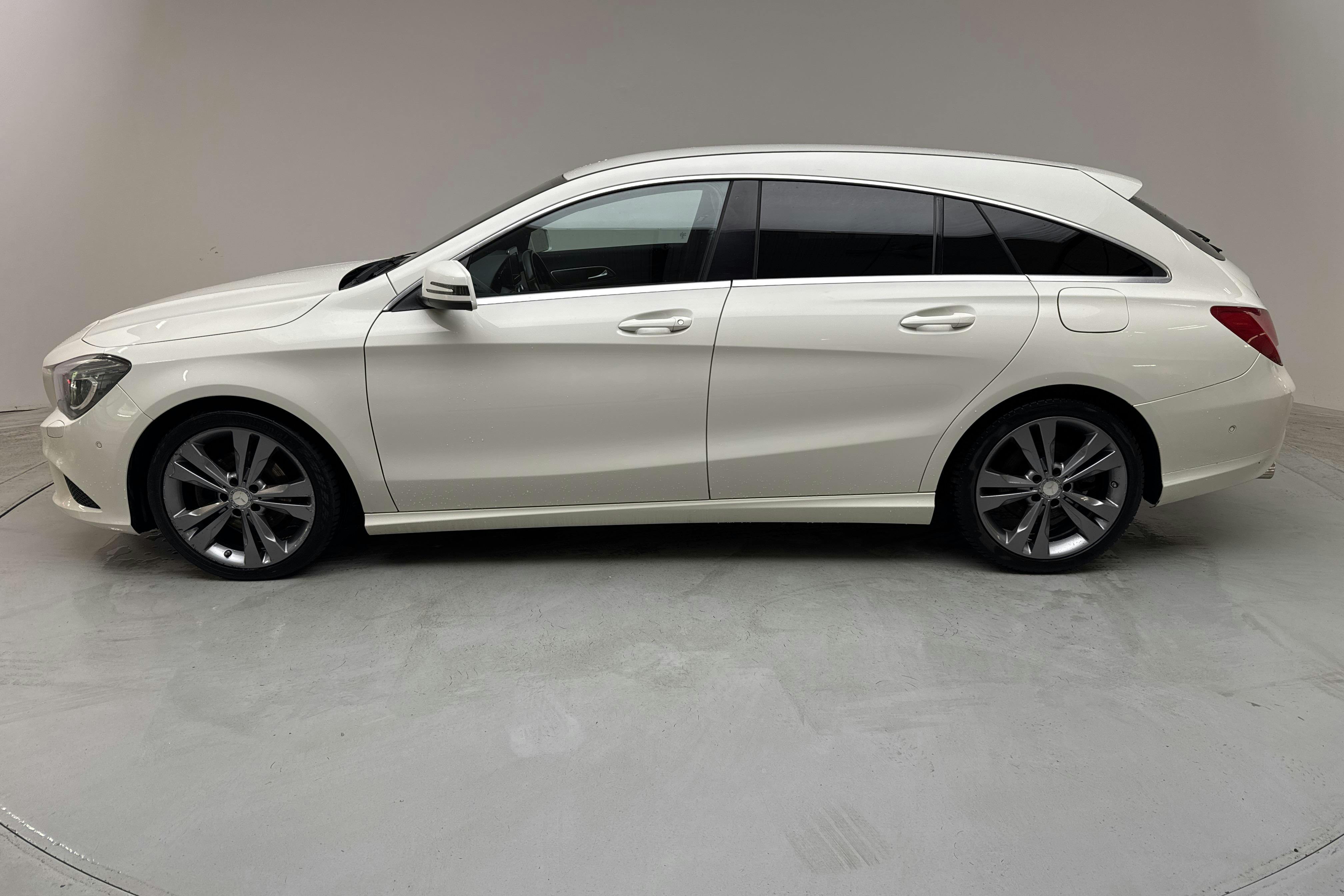 Presentation photo 2 of 12: Mercedes CLA 200 d Shooting Brake (136hk) - 158 010 km - Manual - white - 2016