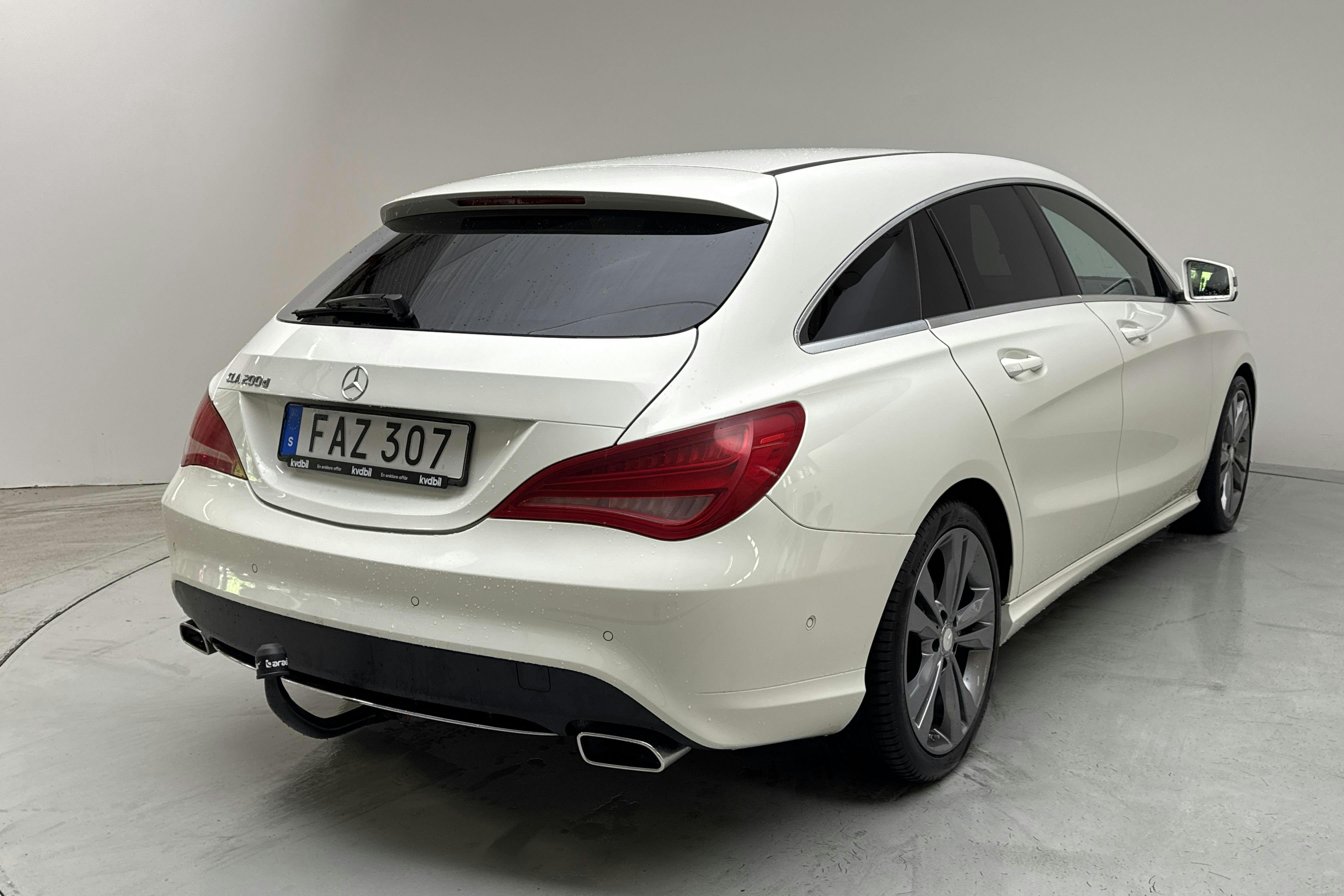 Mercedes CLA 200 d Shooting Brake (136hk) - 158 010 km - Manual - white - 2016