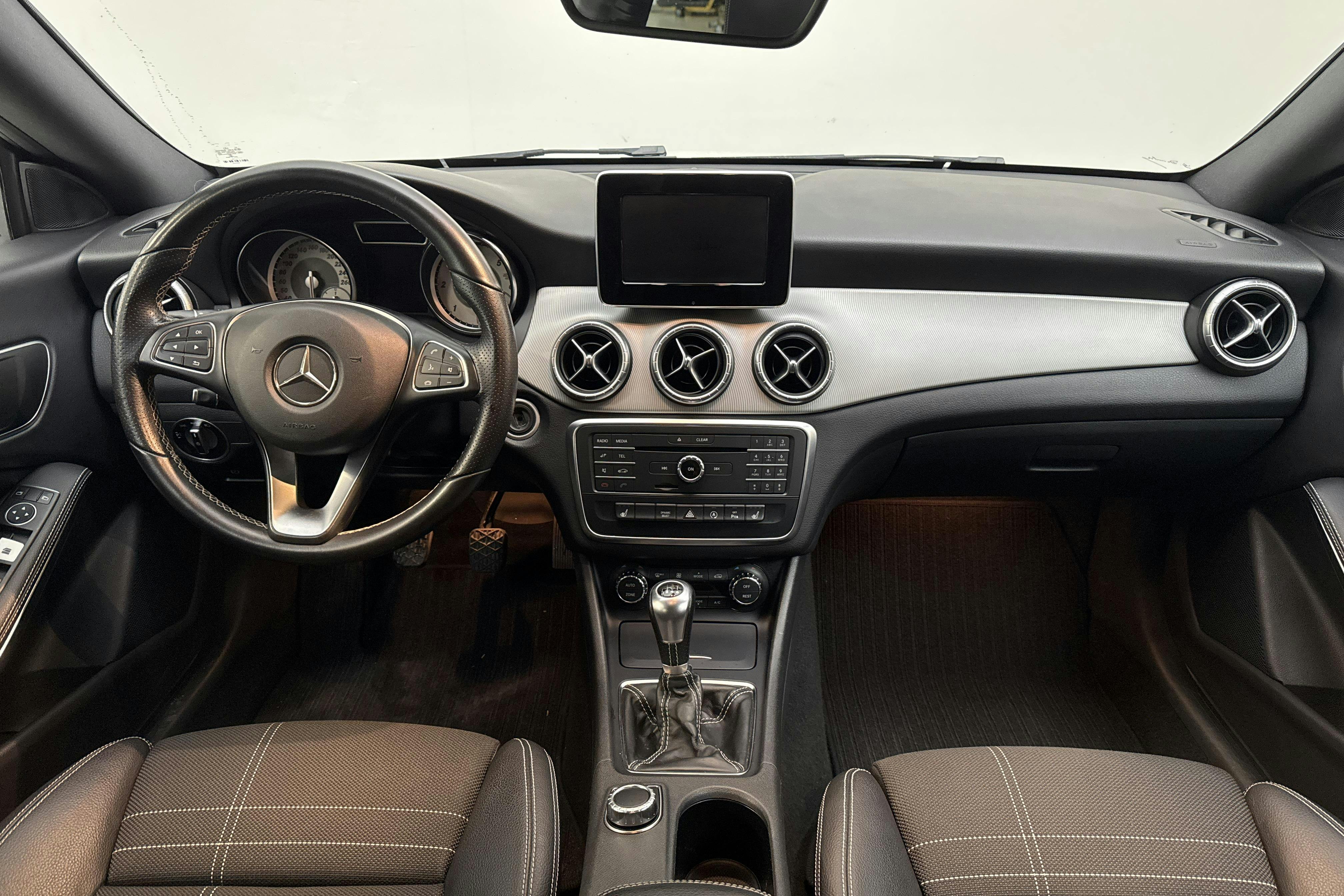 Mercedes CLA 200 d Shooting Brake (136hk) - 158 010 km - Manual - white - 2016