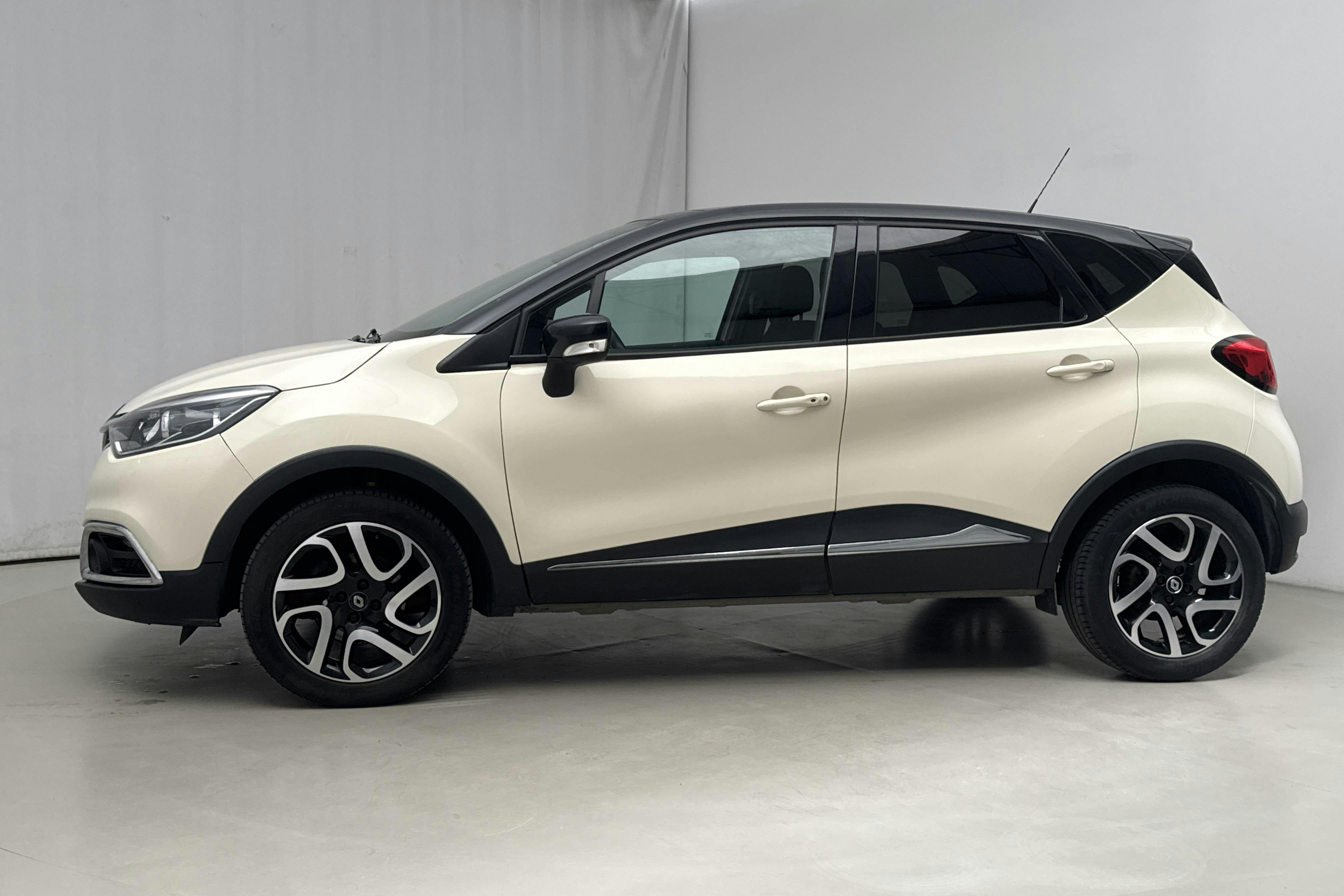 Presentationsfoto 2 av 14: Renault Captur 1.2 TCe (120hk) - 7 984 mil - Automat - 2017